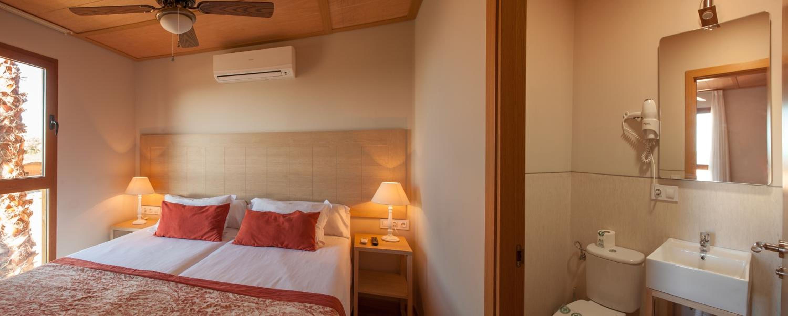 Bungalow de tres habitaciones (4 adultos + 1 niño) con acceso al Parque Terra Natura