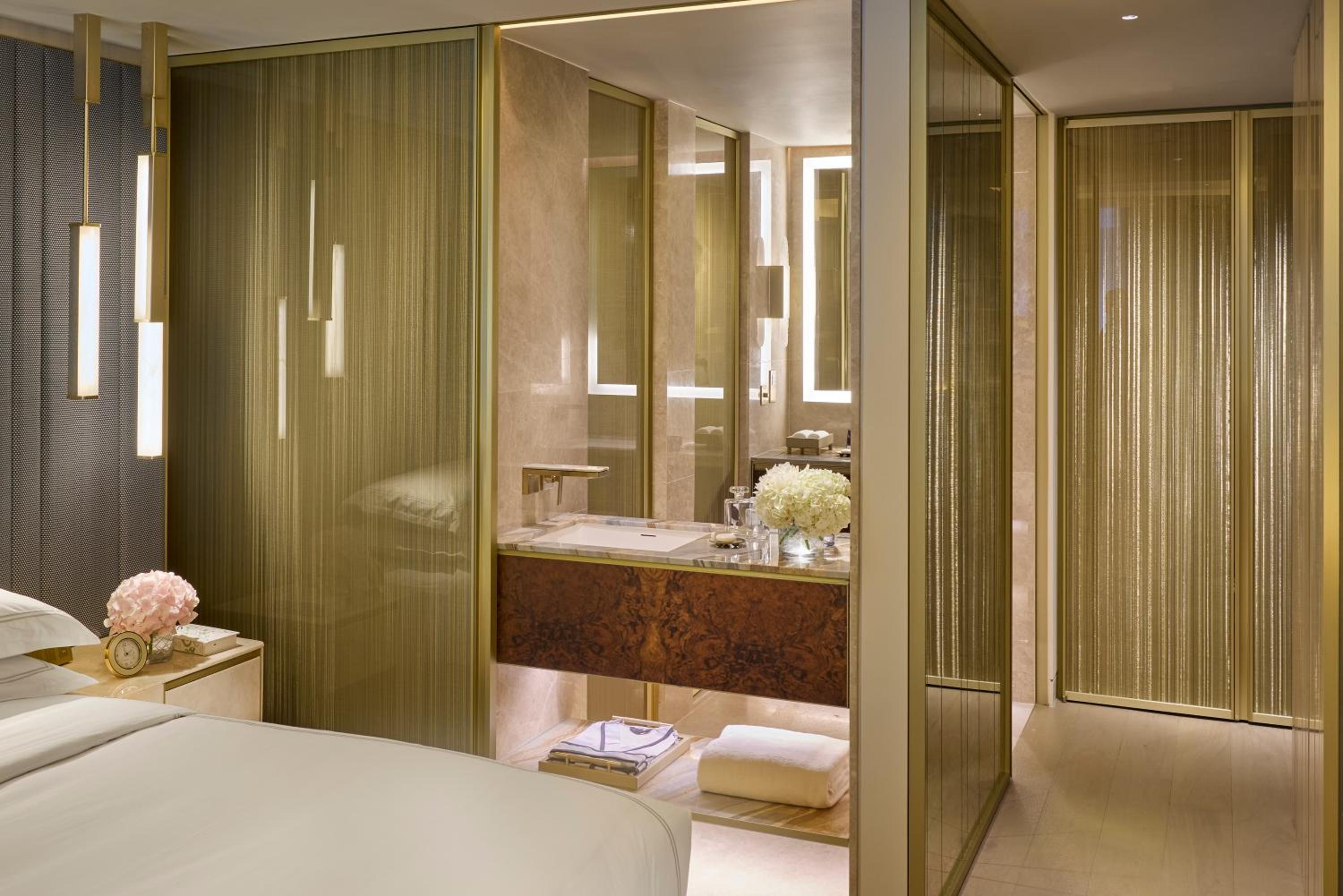 Deluxe Room King or Twin photo 2