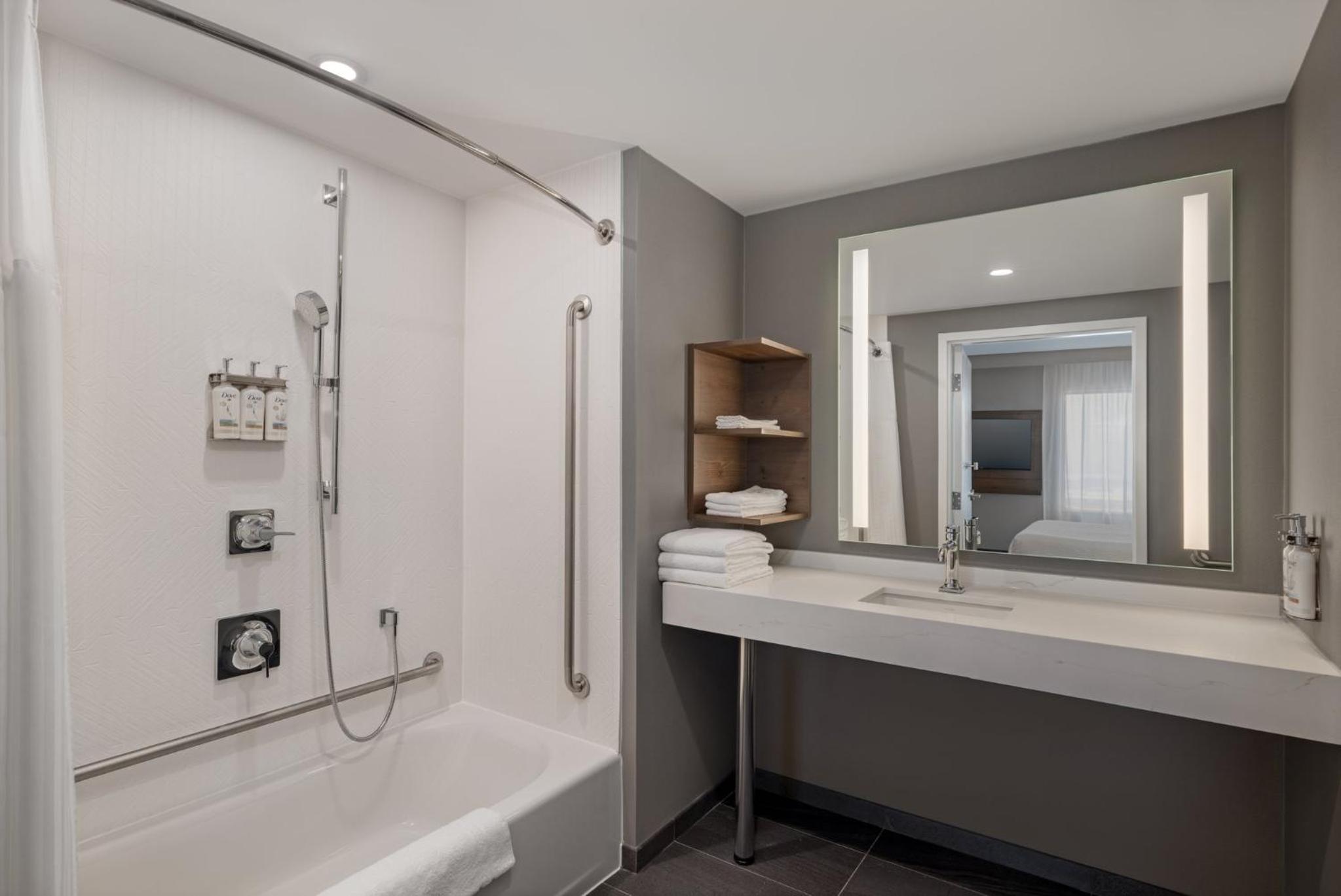 One-Bedroom King Suite with Communications and Mobility Accessible Tub