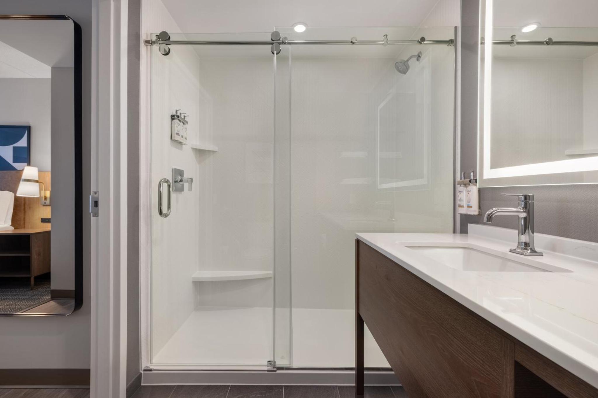 King Studio with Walk-In Shower - Mid Floor photo 2