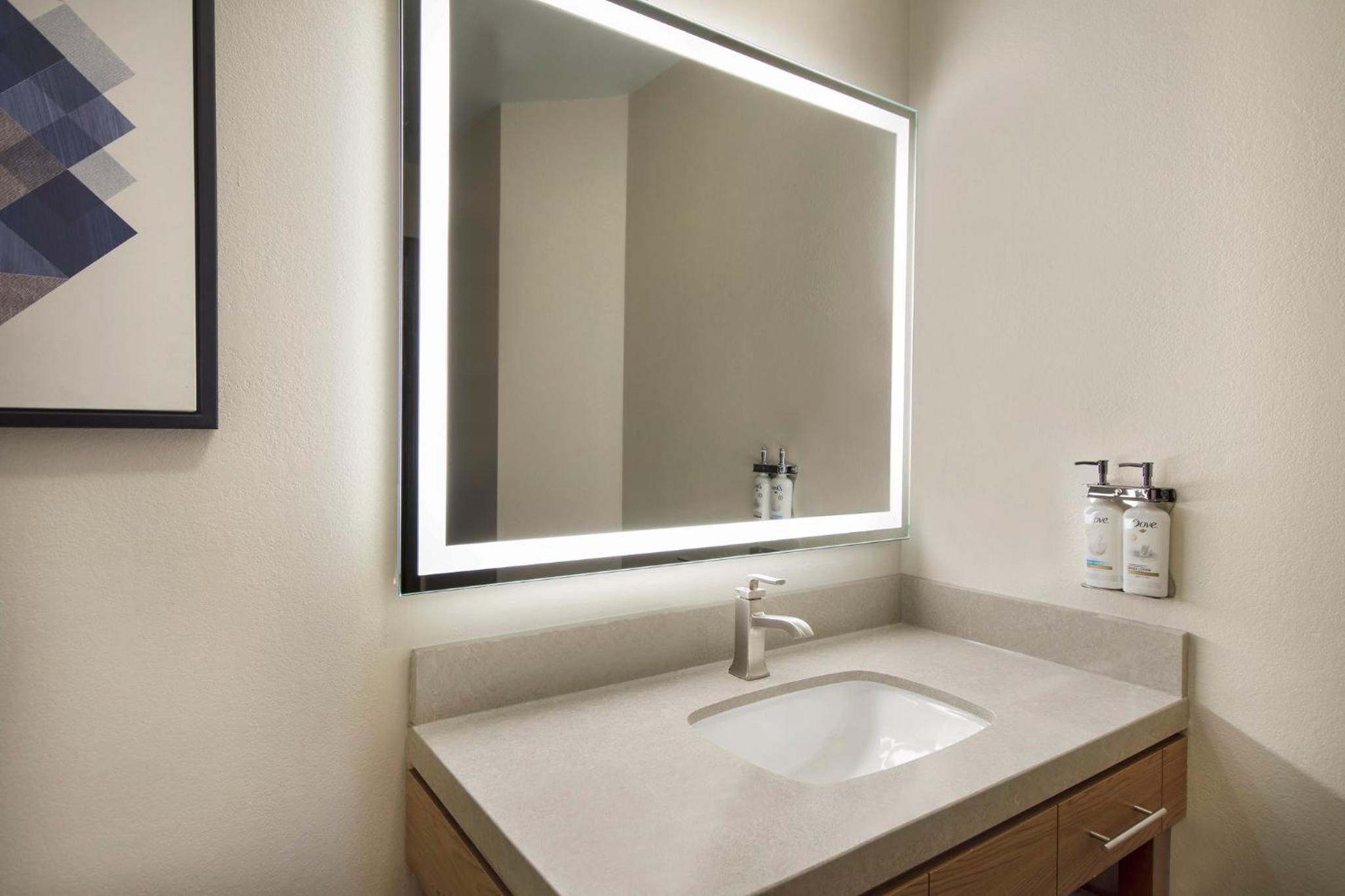One-Bedroom Queen Suite - Photo 2
