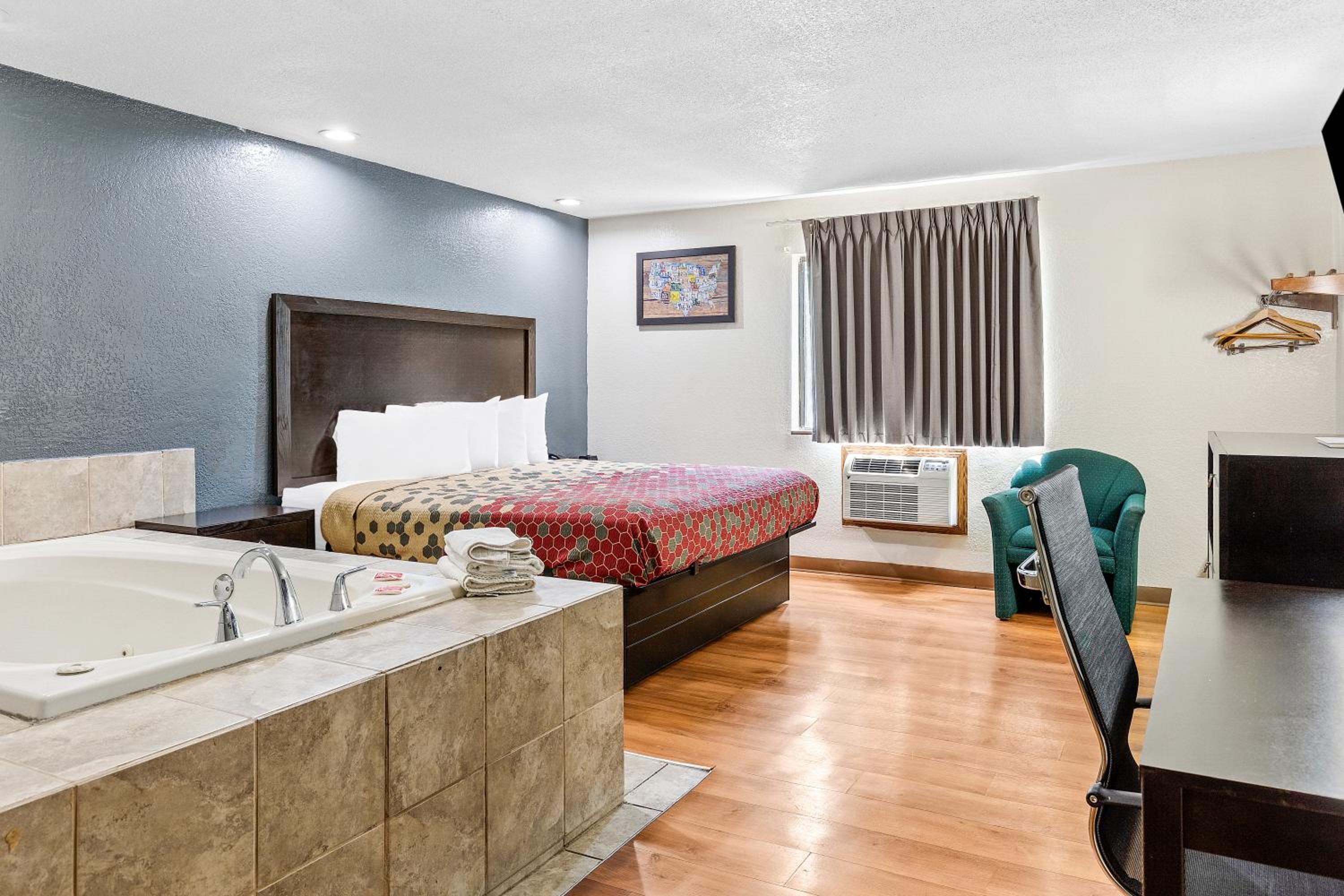 King Suite - Non Smoking - Photo 1