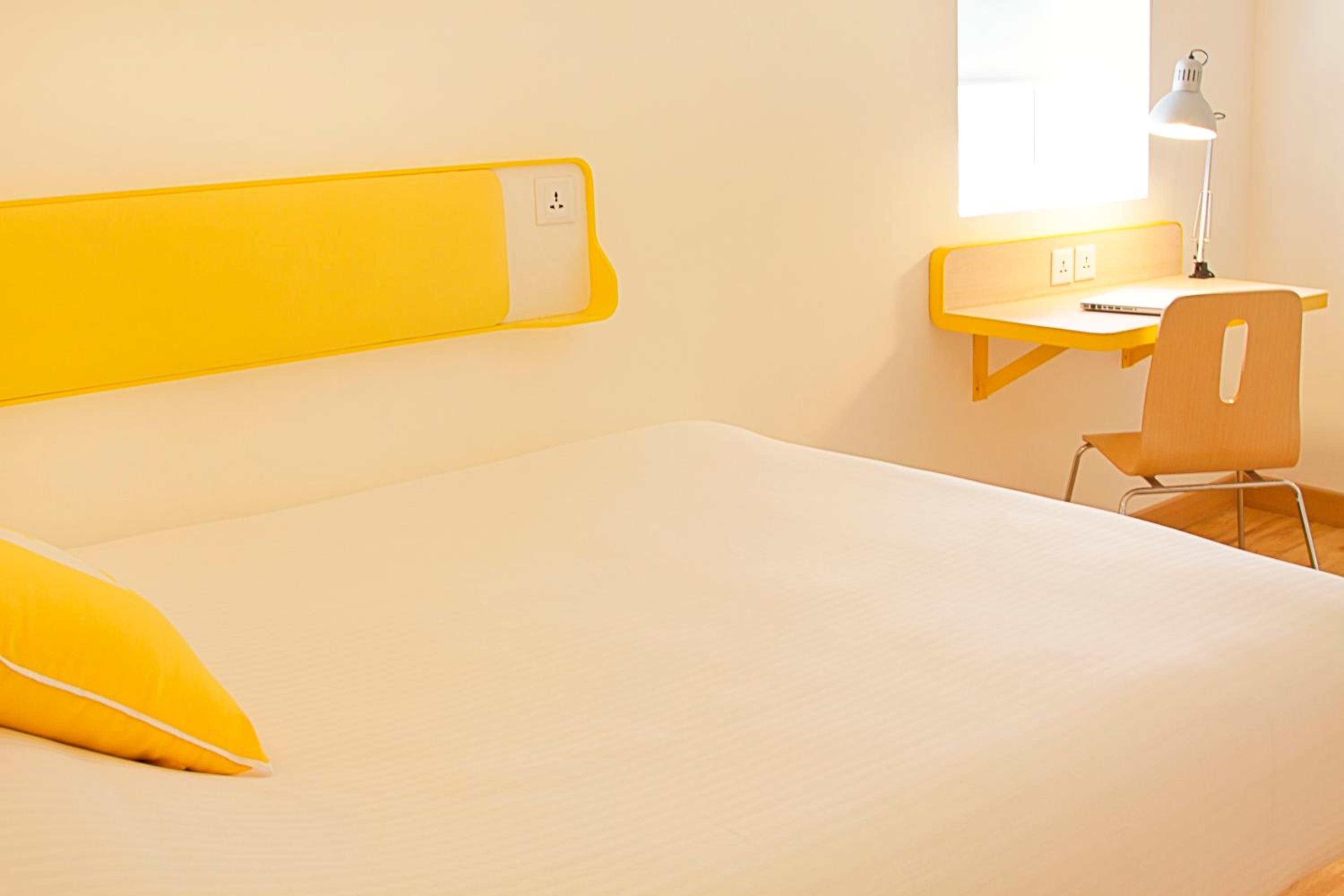 Standard Queen Room - Photo 6