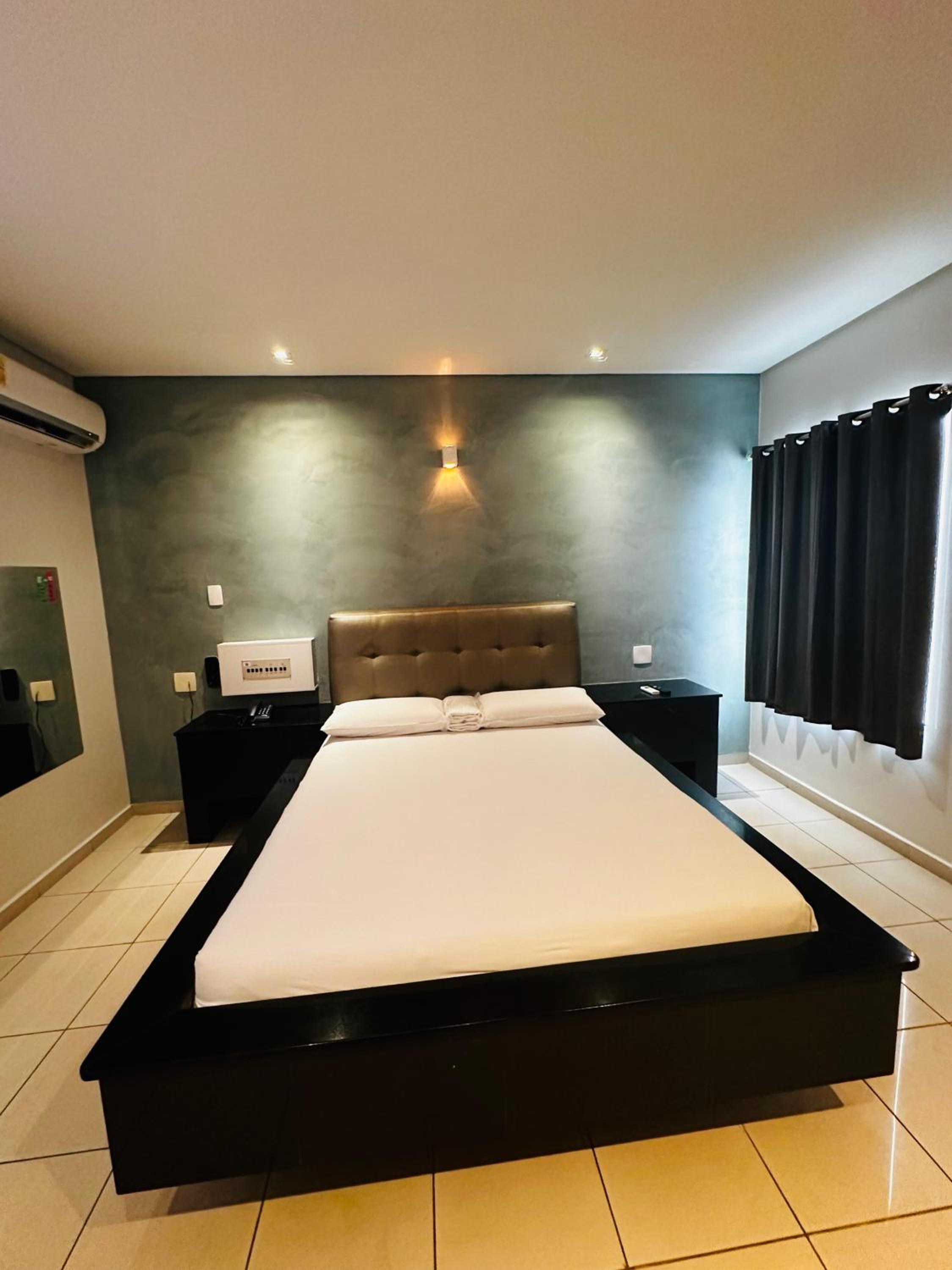 Suite with Hot Tub photo 3