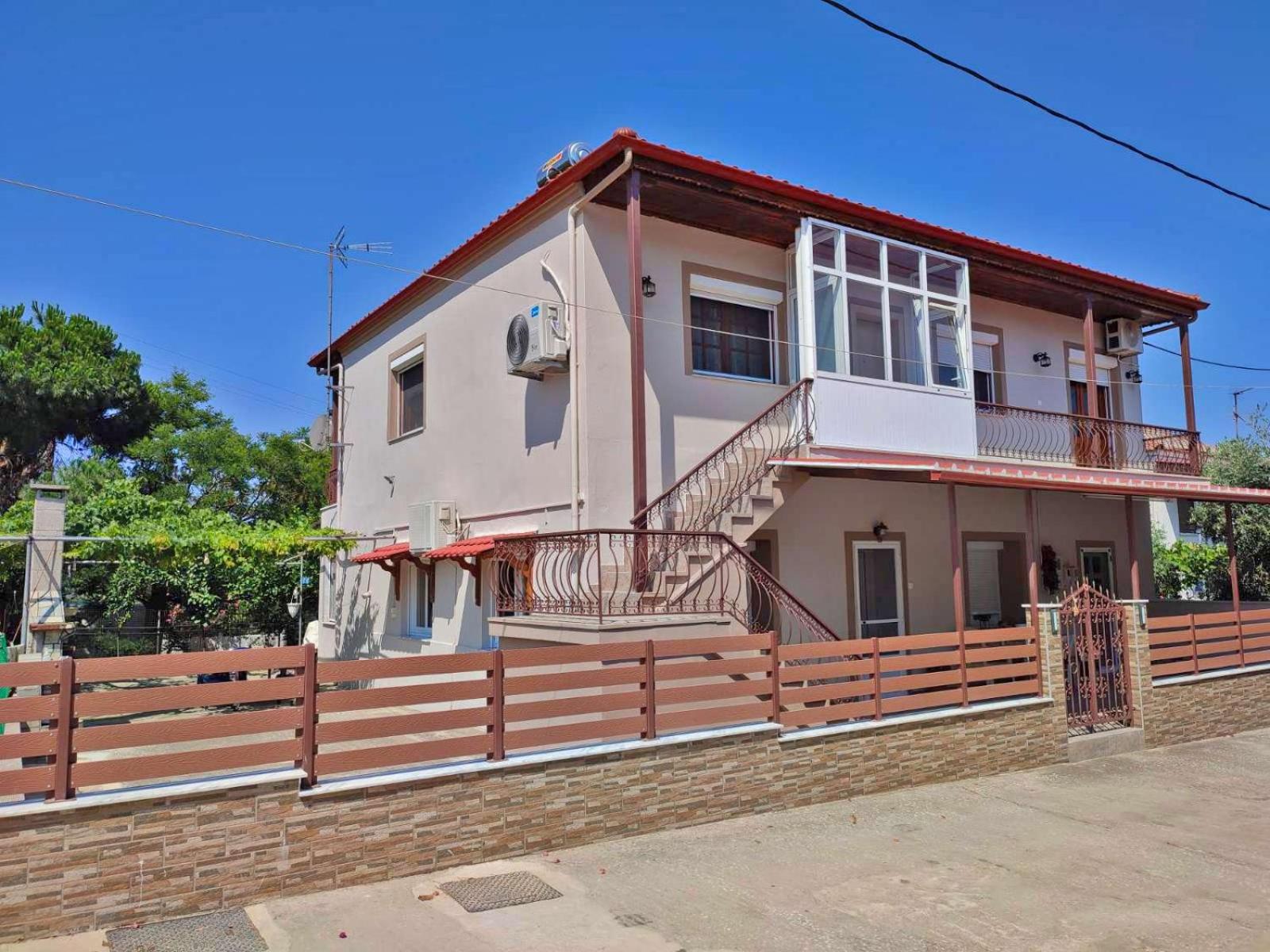 Three-Bedroom House photo 2