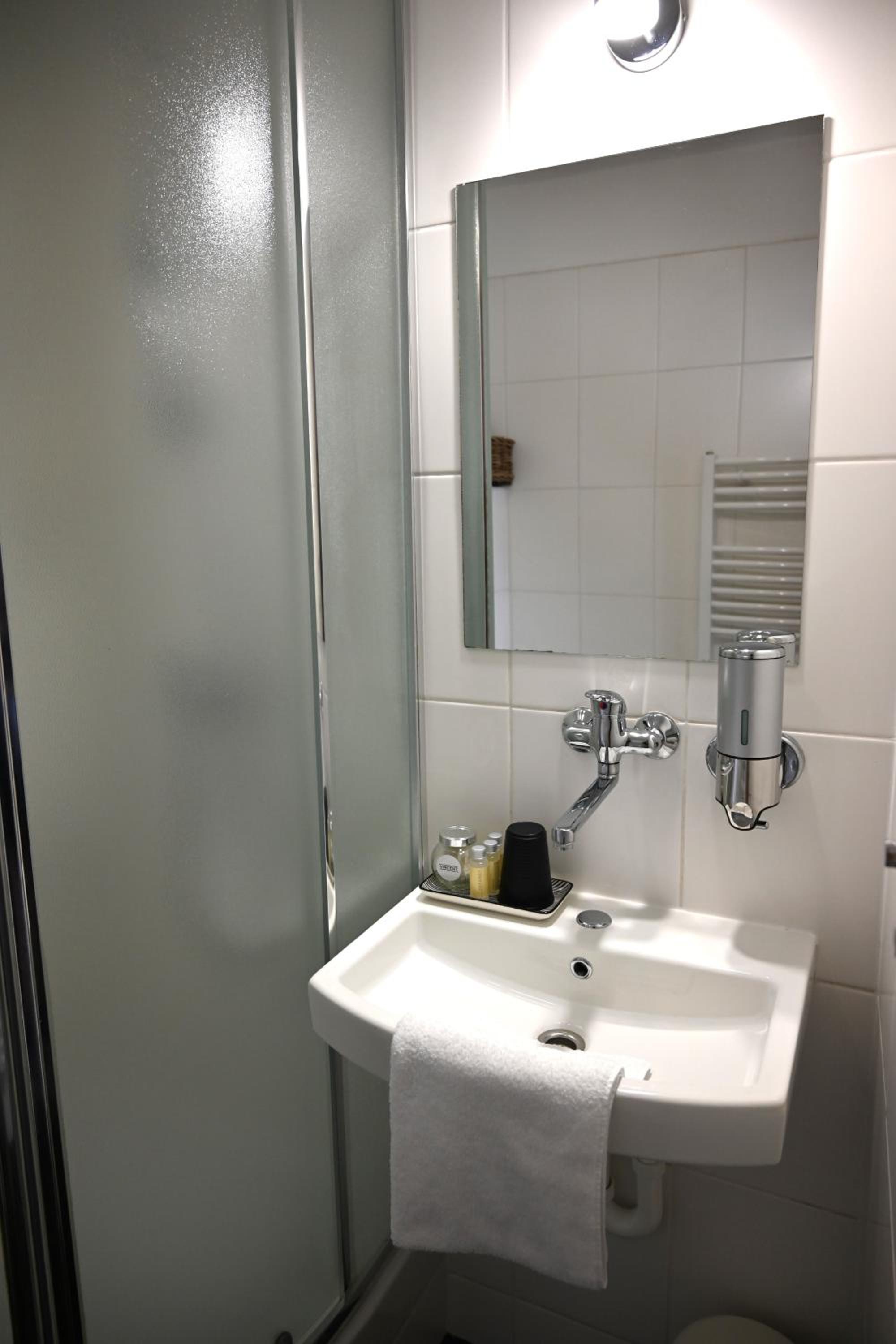 Quadruple Room with Bathroom - Photo 3