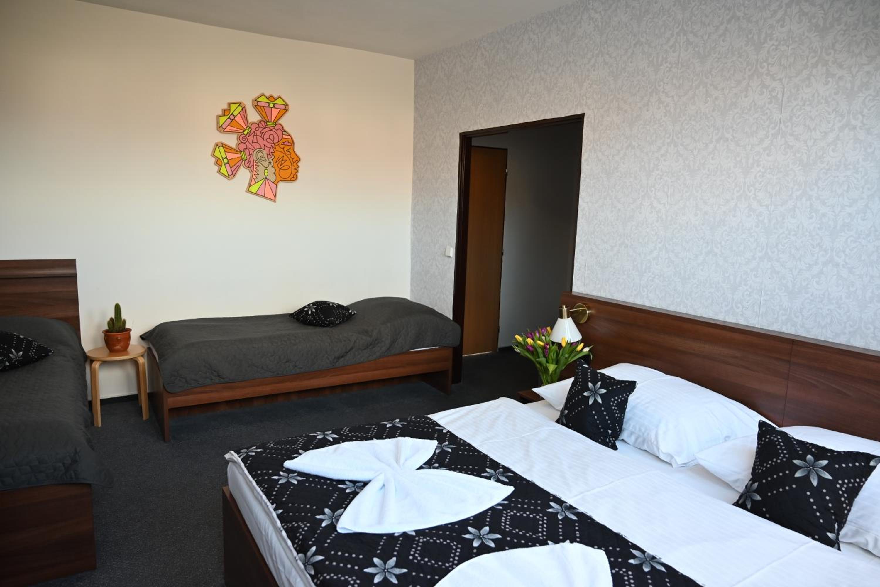 Quadruple Room with Bathroom - Photo 9