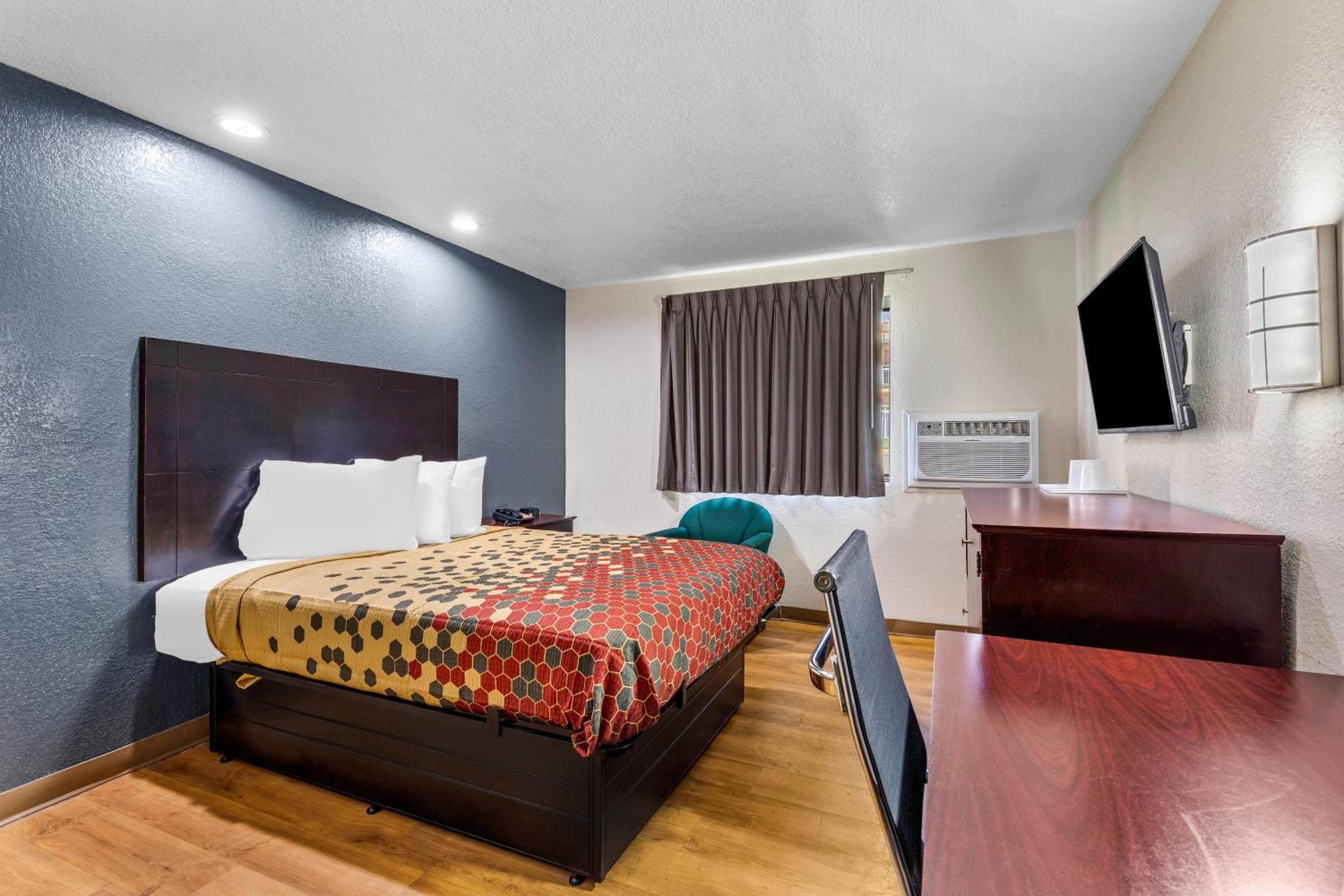 King Suite - Non Smoking - Photo 9
