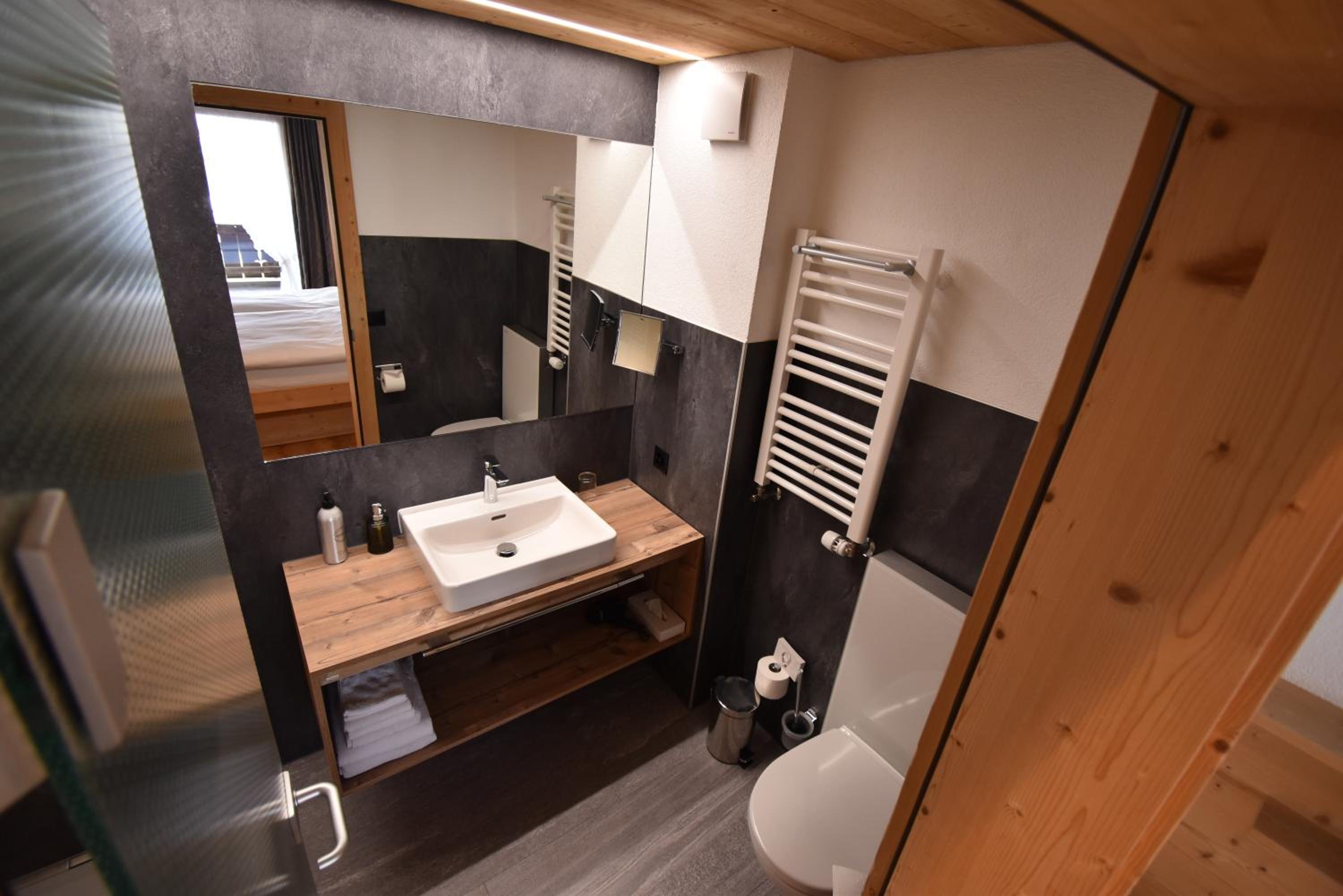 Twin Room with Balcony - Photo 4