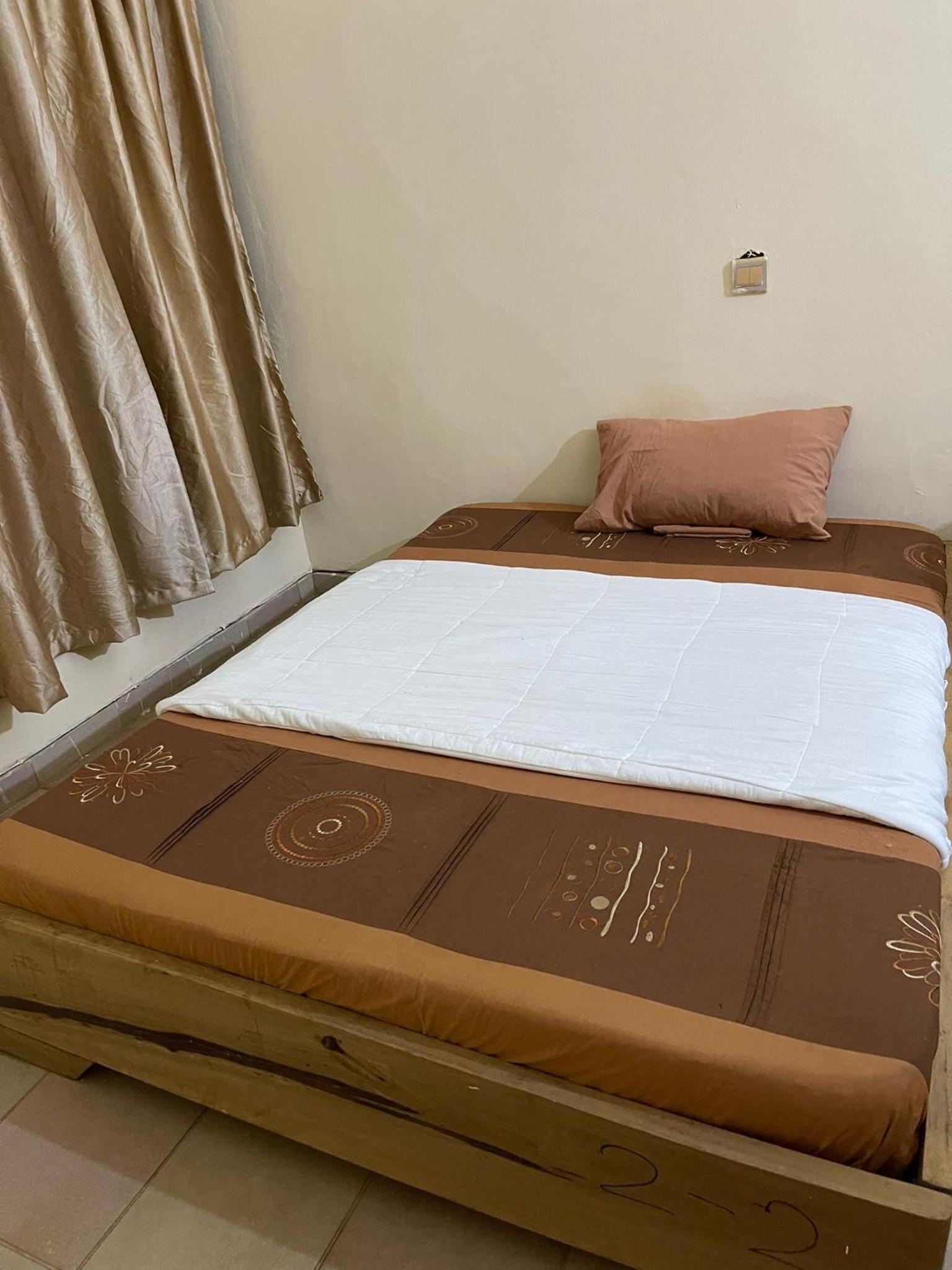 Eight-Bedroom House photo 3
