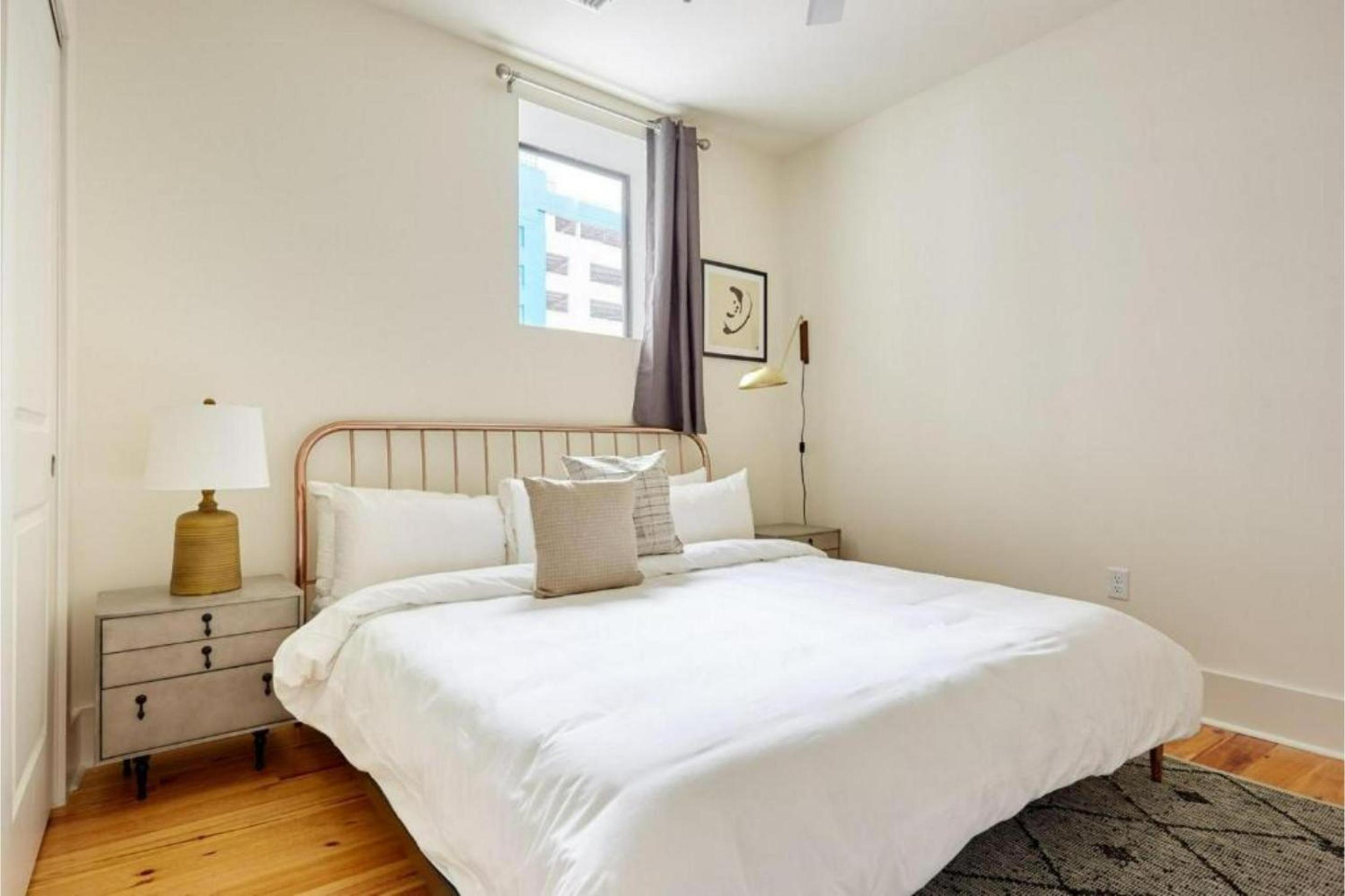 Guest room, queen bed with Shared kitchen