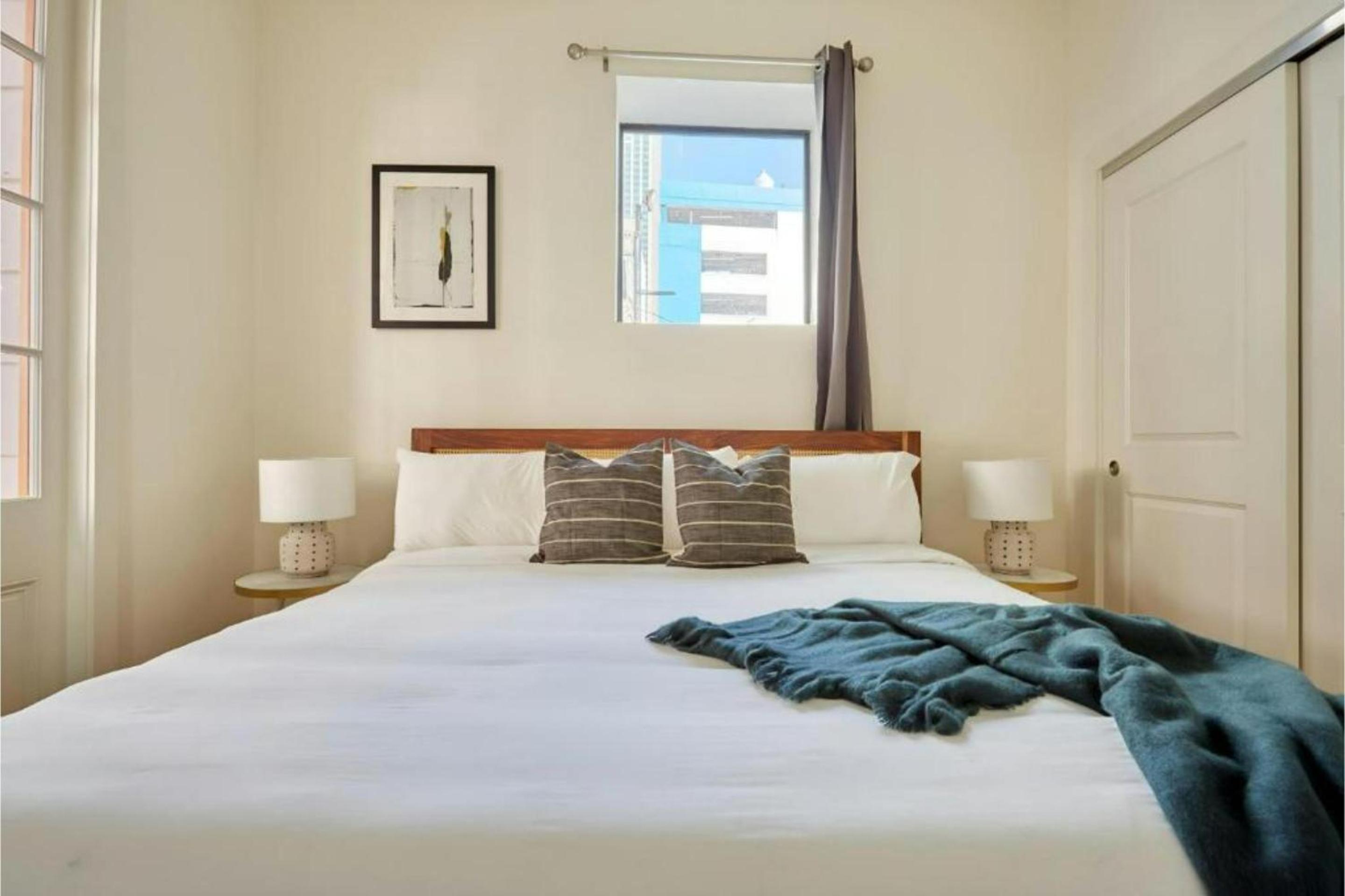 Guest, queen bed, Shared kitchen, Shared bathroom
