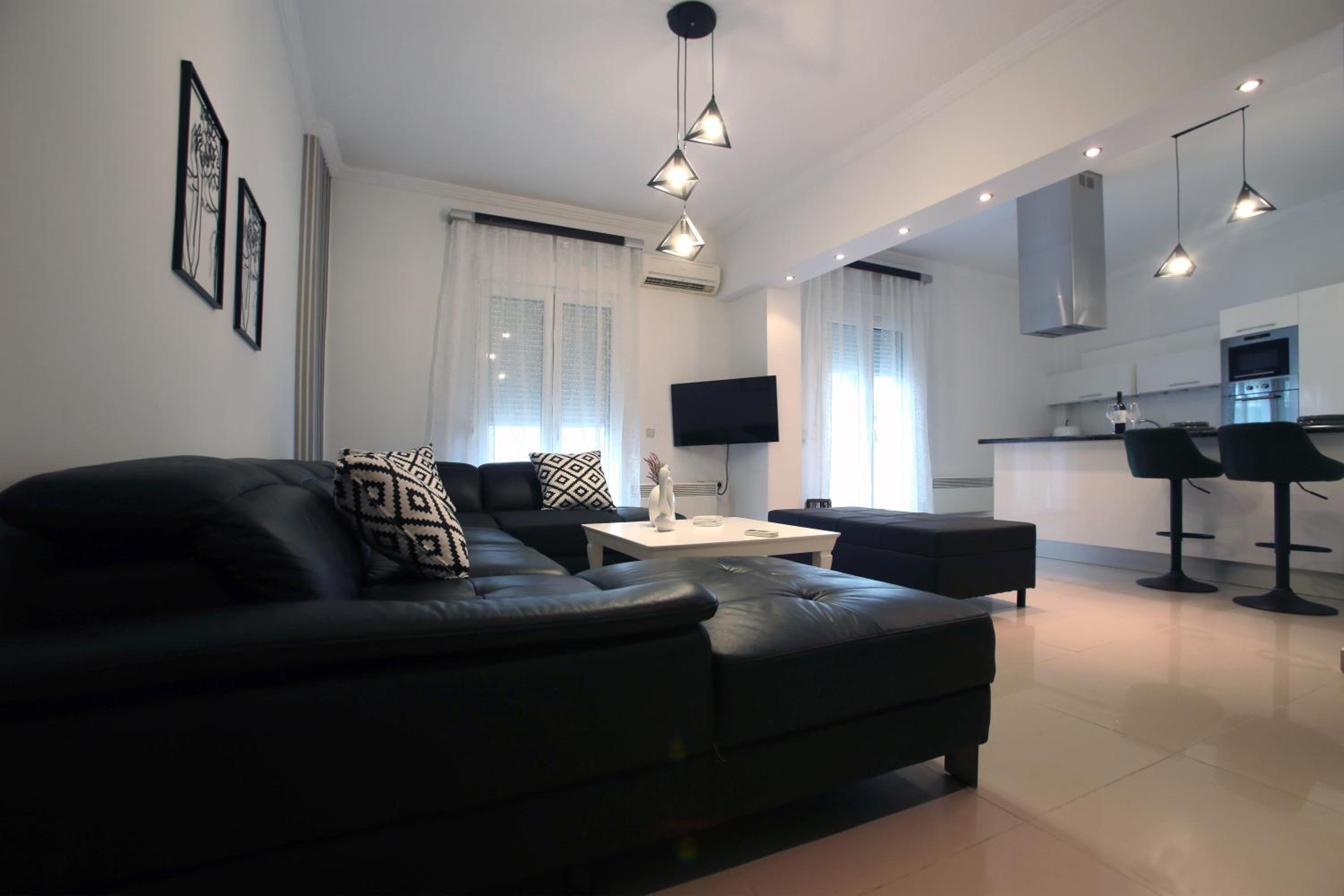One-Bedroom Apartment photo 1