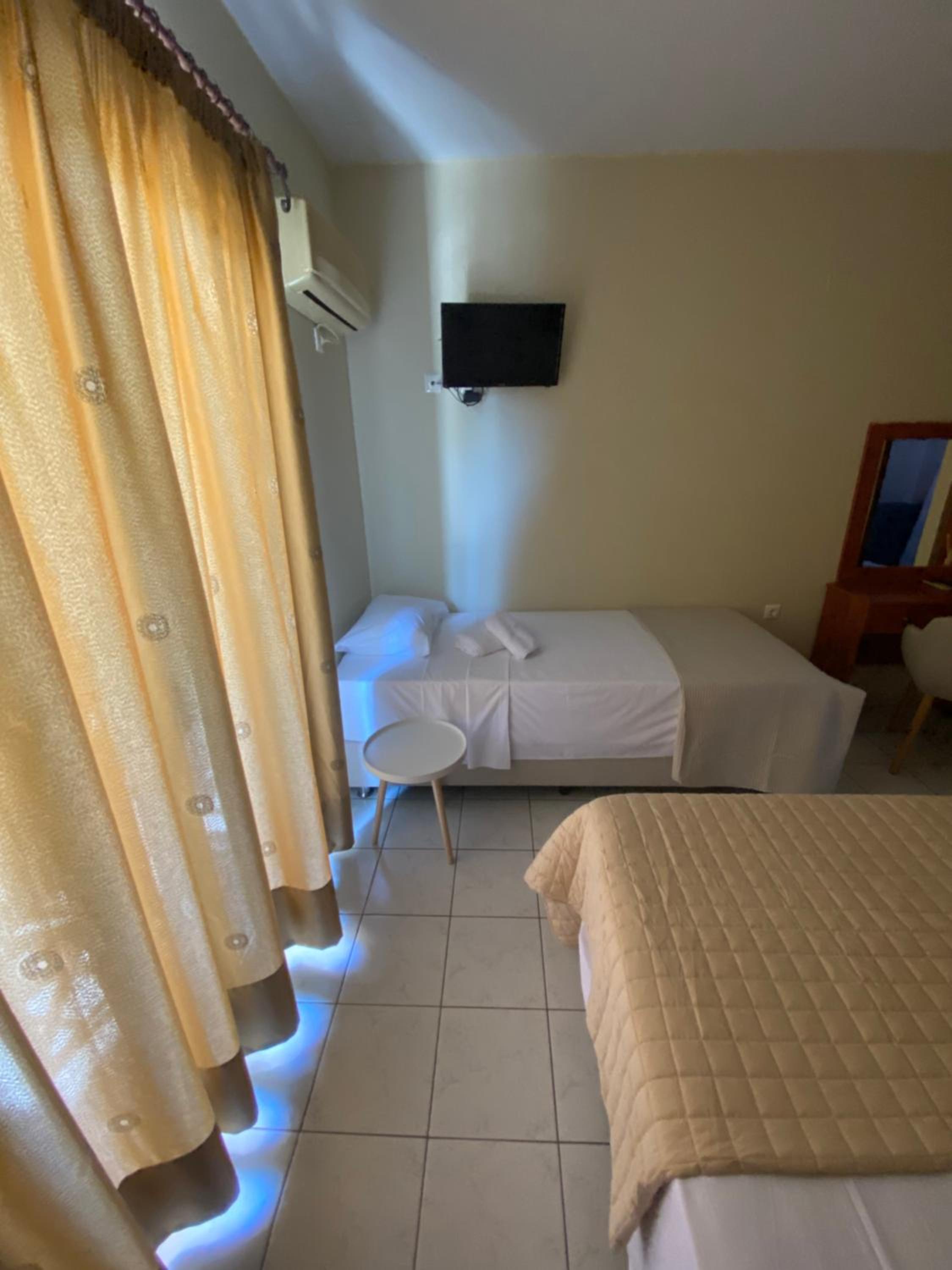 Standard Twin Room - Photo 11