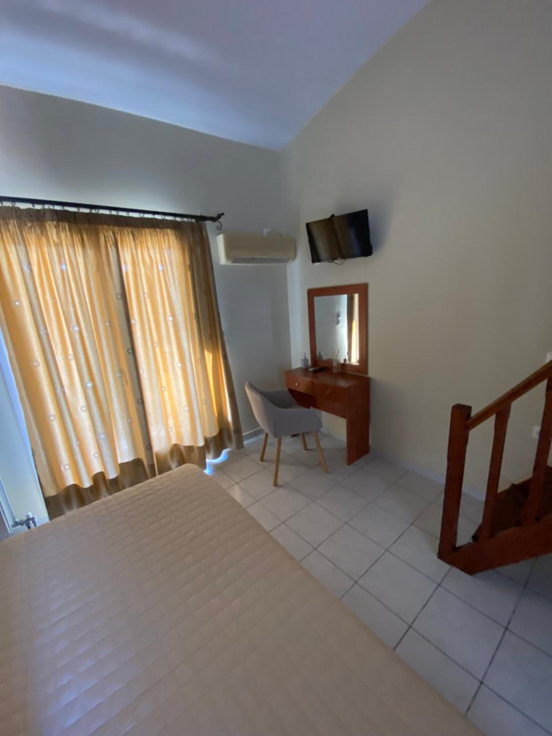 Standard Twin Room - Photo 6