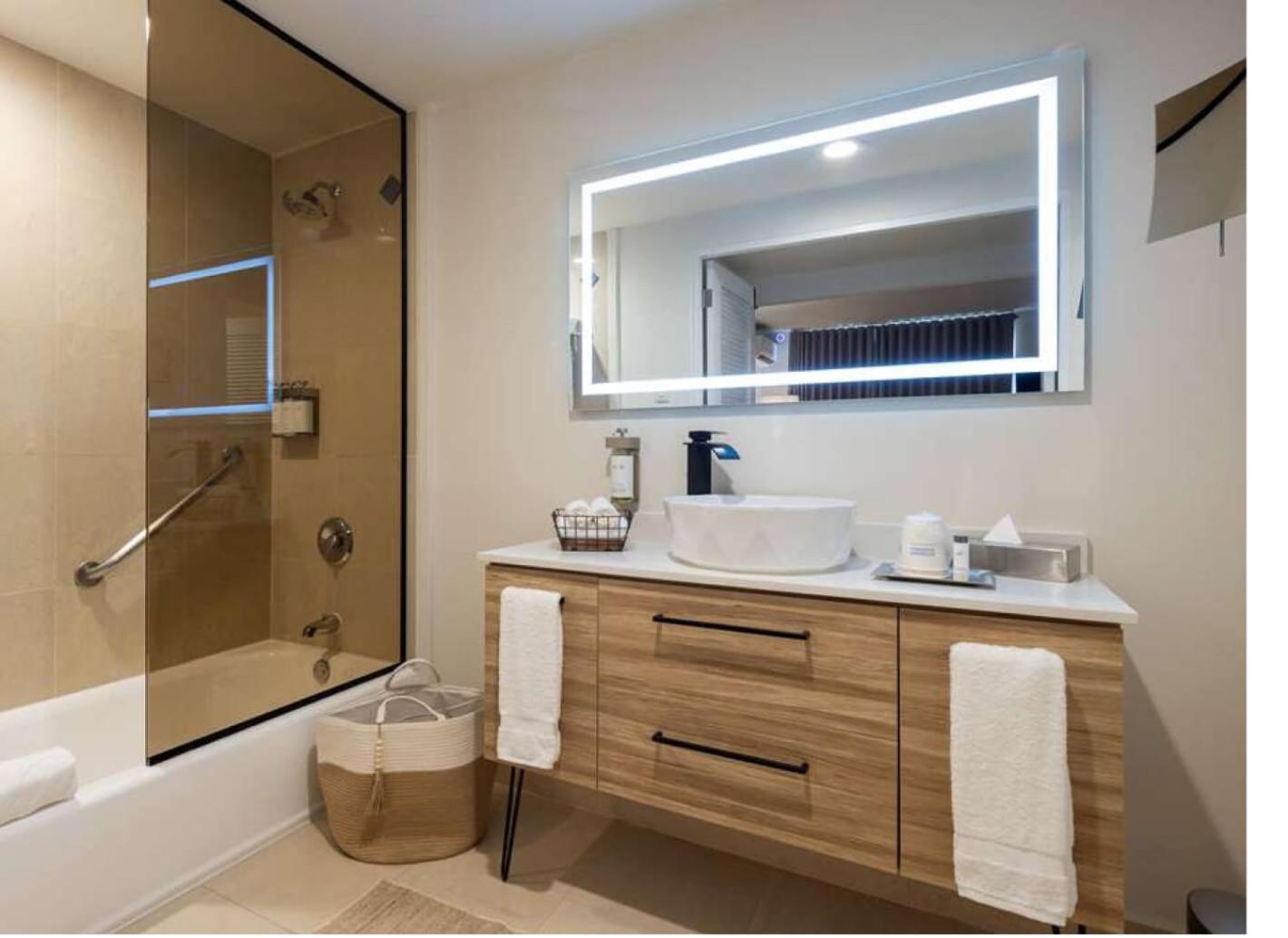 Costa Collection Queen Room with Two Queen Beds - Poolside - Photo 14
