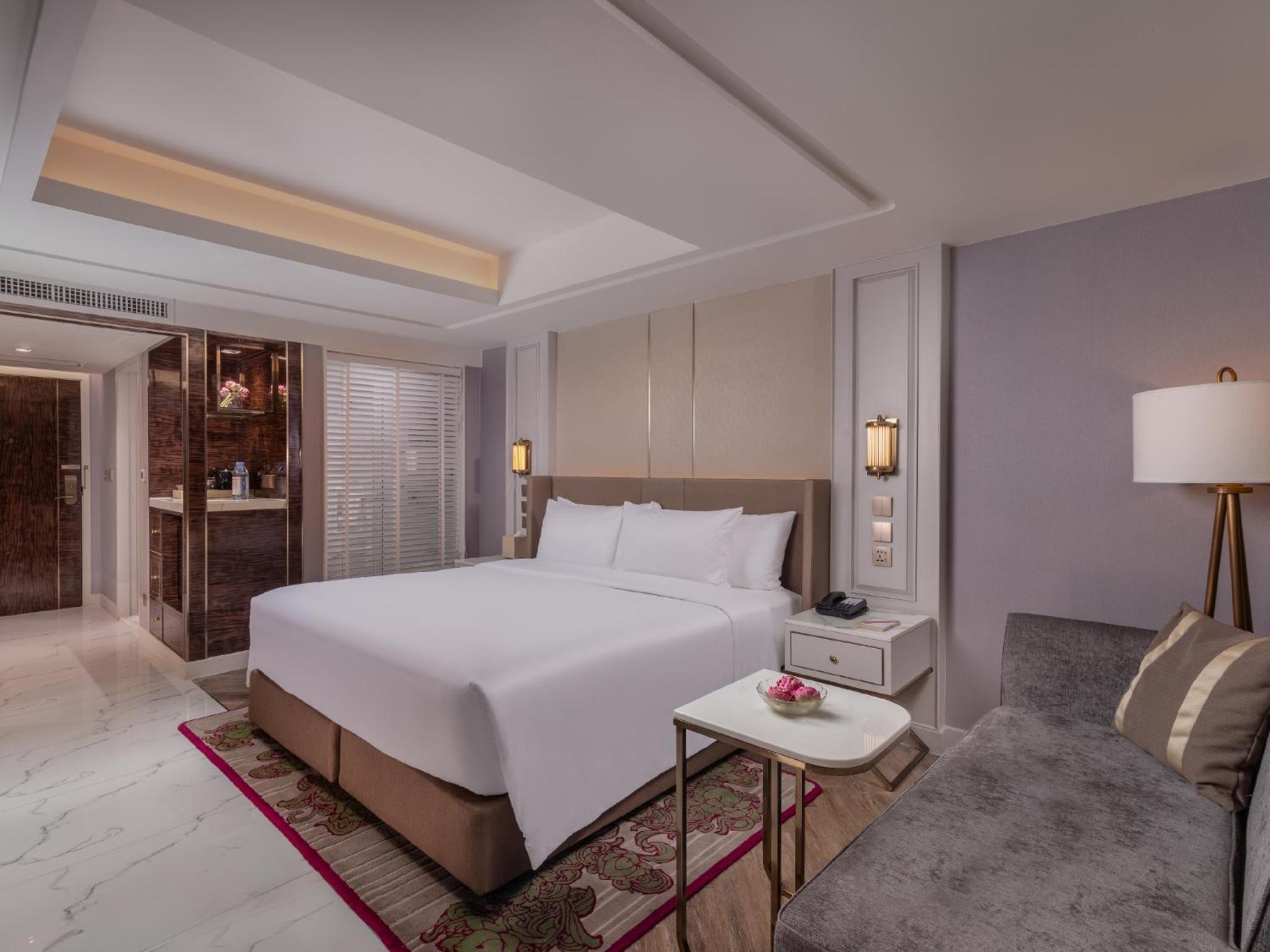 Premier King room with City View photo 3