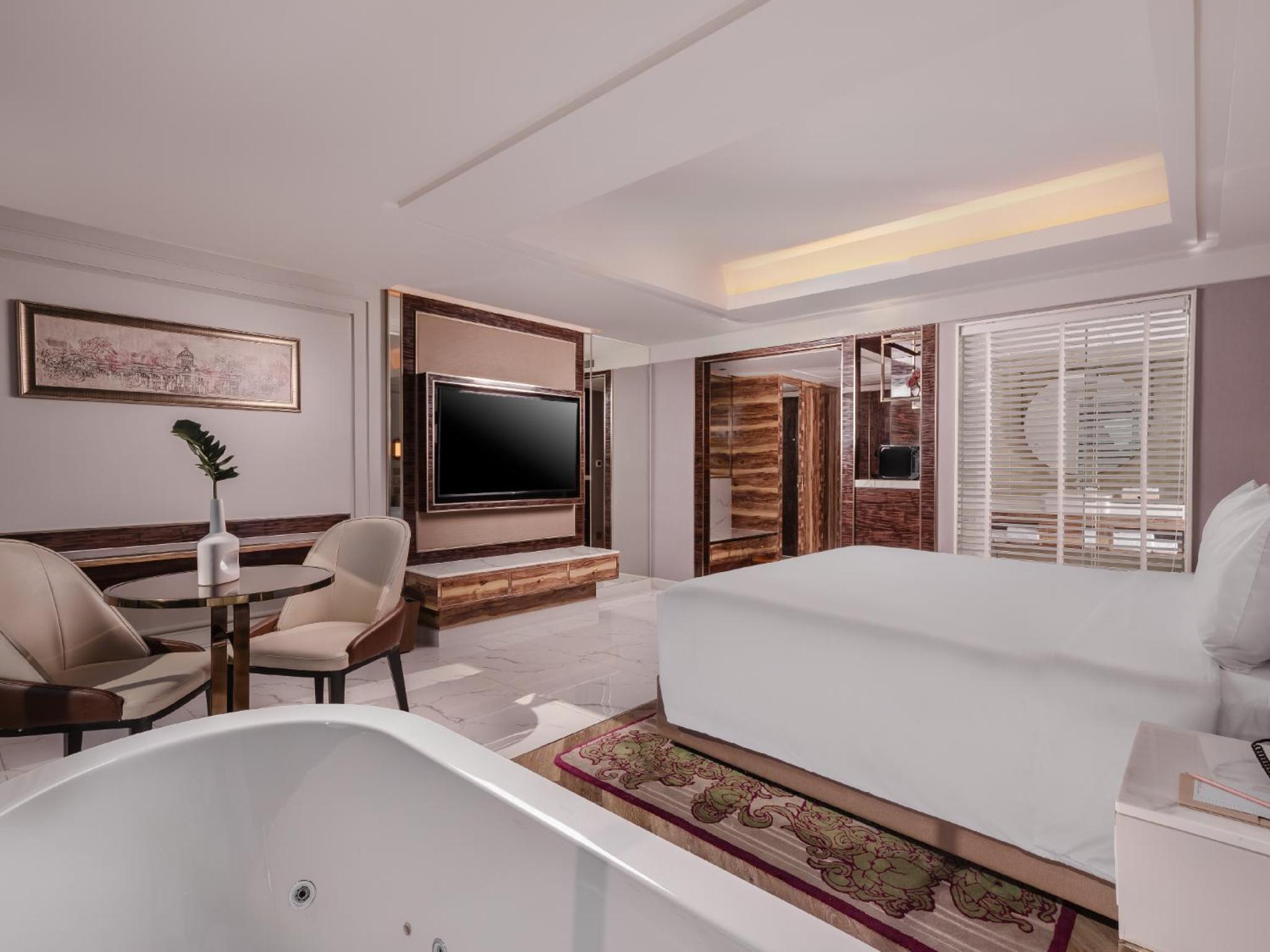 Jacuzzi Corner with Club Lounge Access photo 2