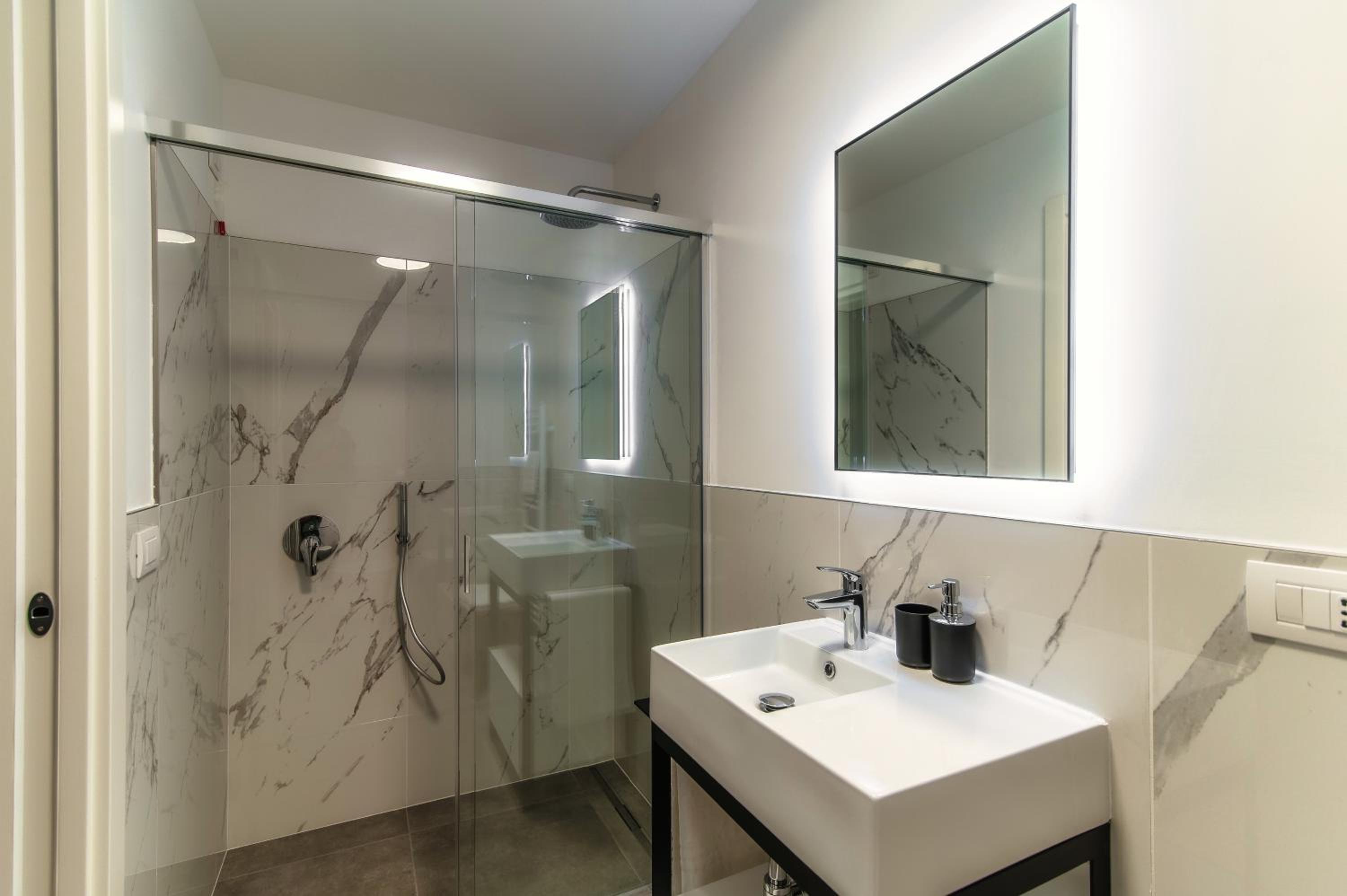 Queen Suite with Spa Bath photo 2