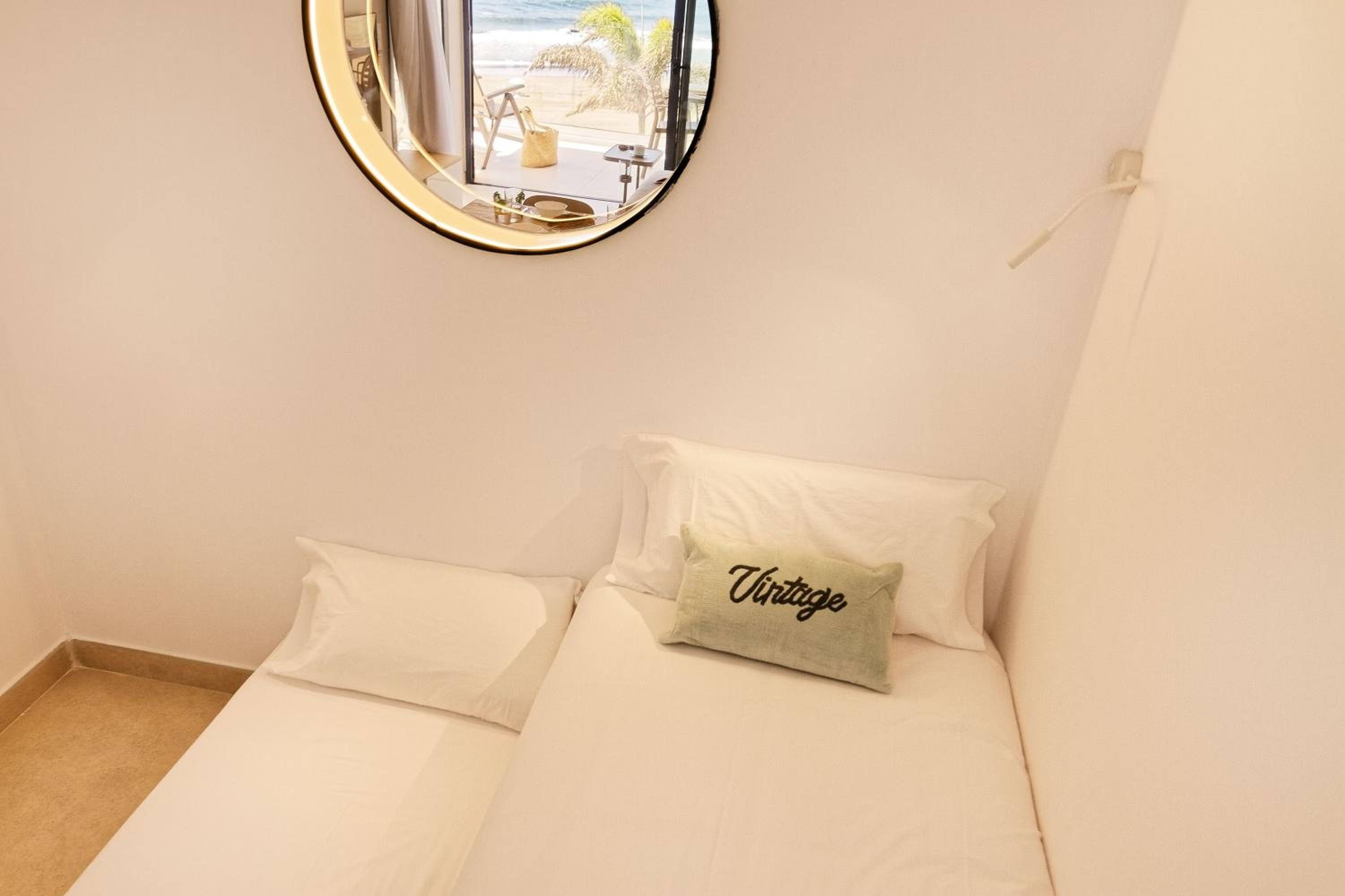 Apartamento de dos habitaciones con balcón y vista al mar