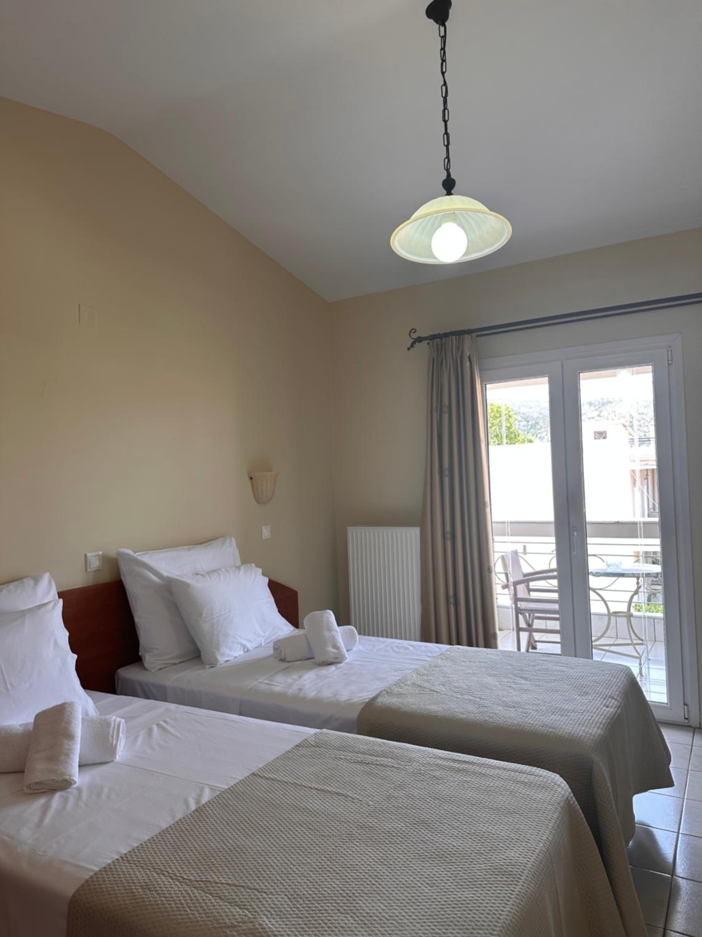 Standard Twin Room - Photo 2