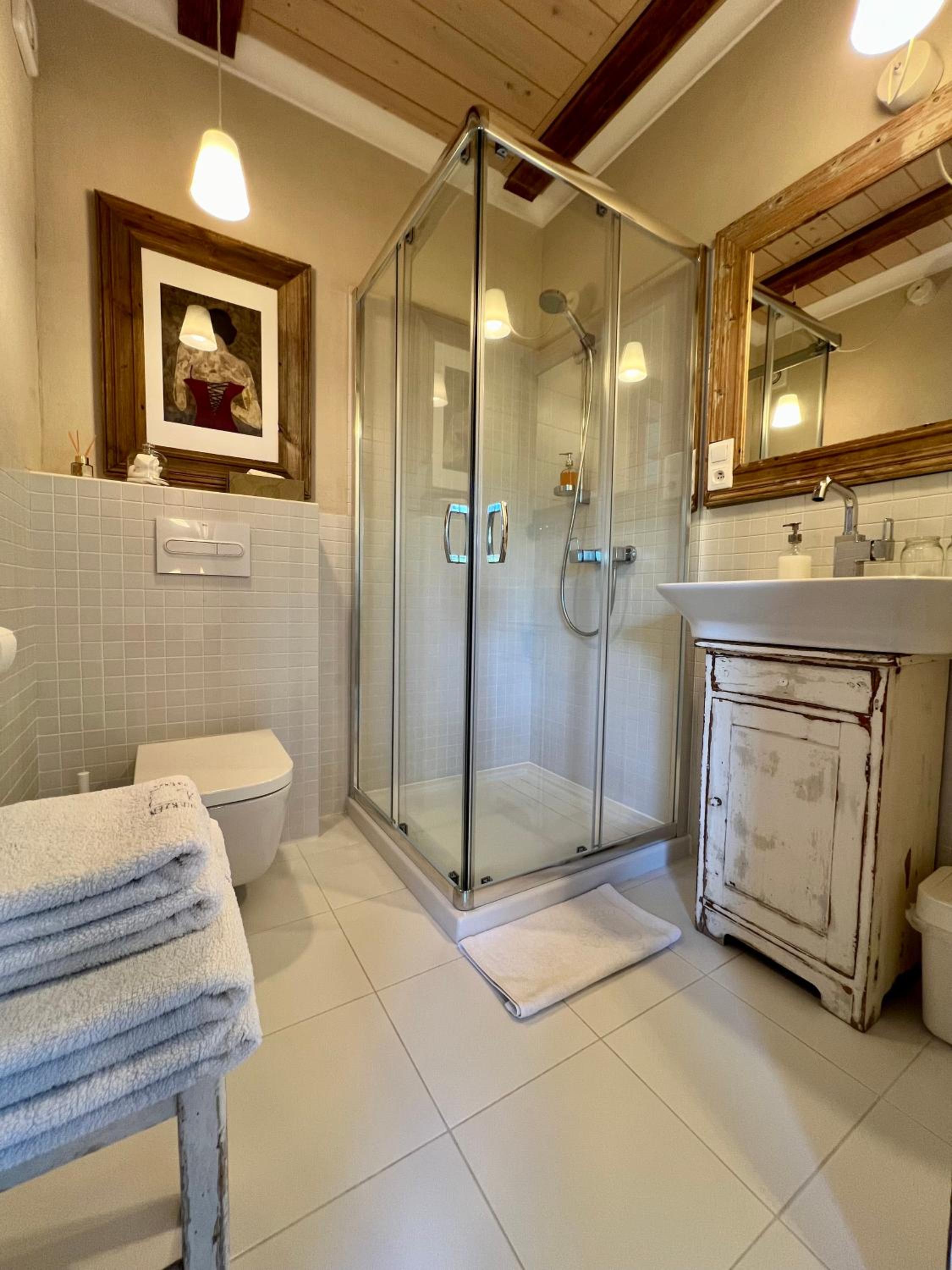 Superior King Room - Photo 8