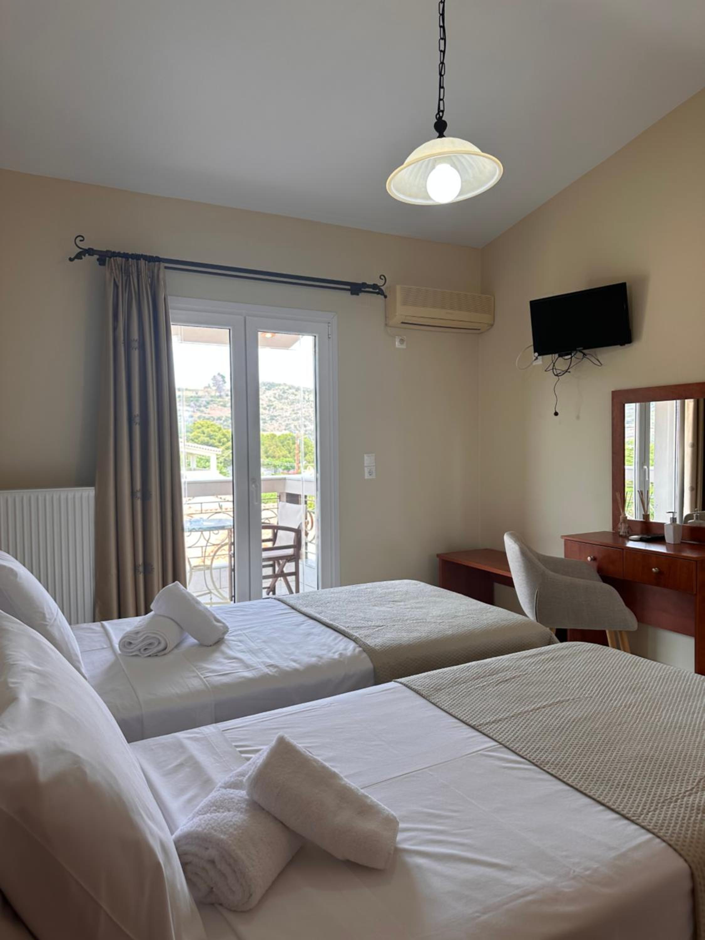 Standard Twin Room - Photo 8