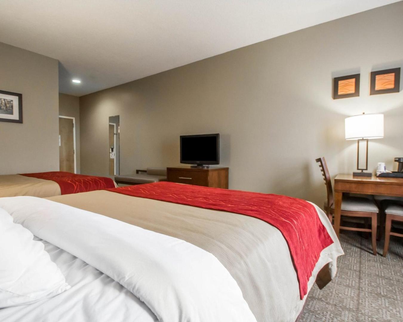 Queen Room with Two Queen Beds - Non-Smoking - Photo 2