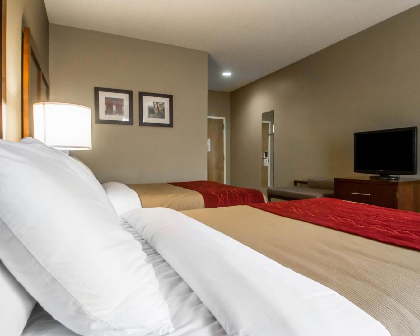 Queen Room with Two Queen Beds - Non-Smoking - Photo 3