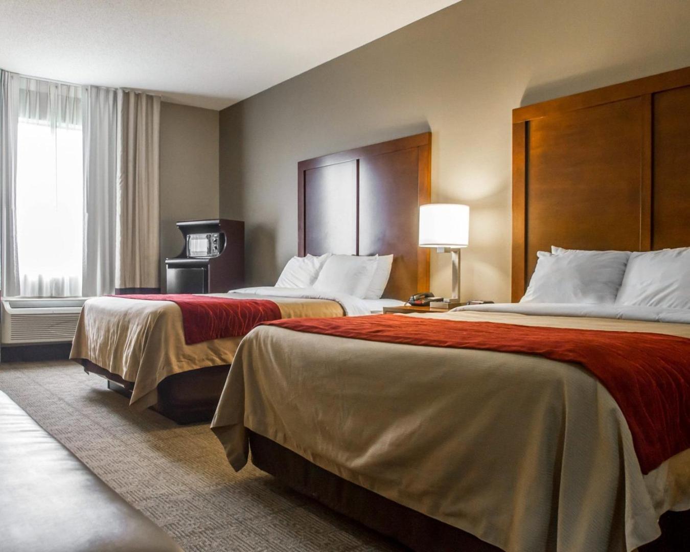 Queen Room with Two Queen Beds - Non-Smoking - Photo 4