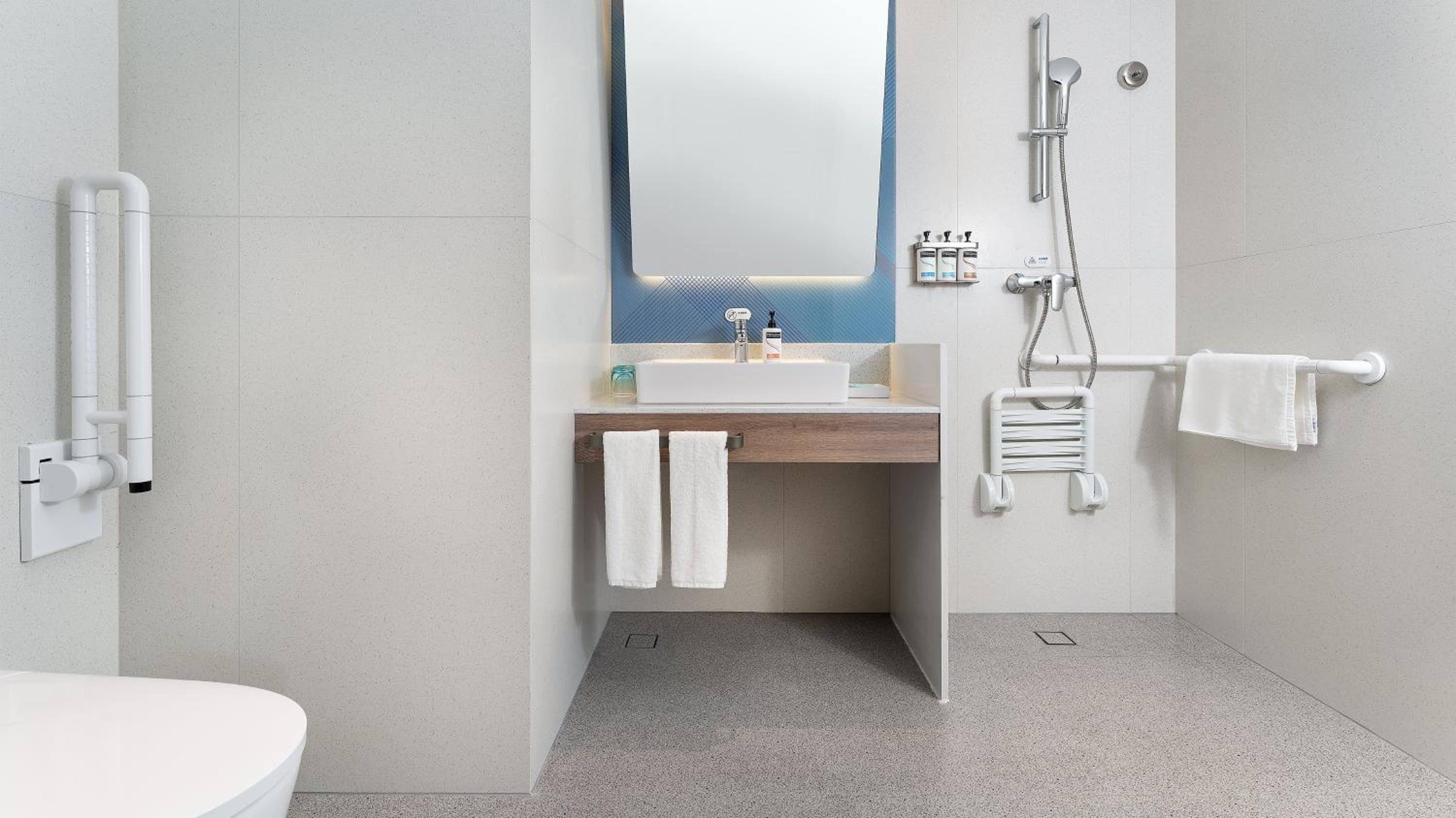 Standard King Room - Disability Access photo 3