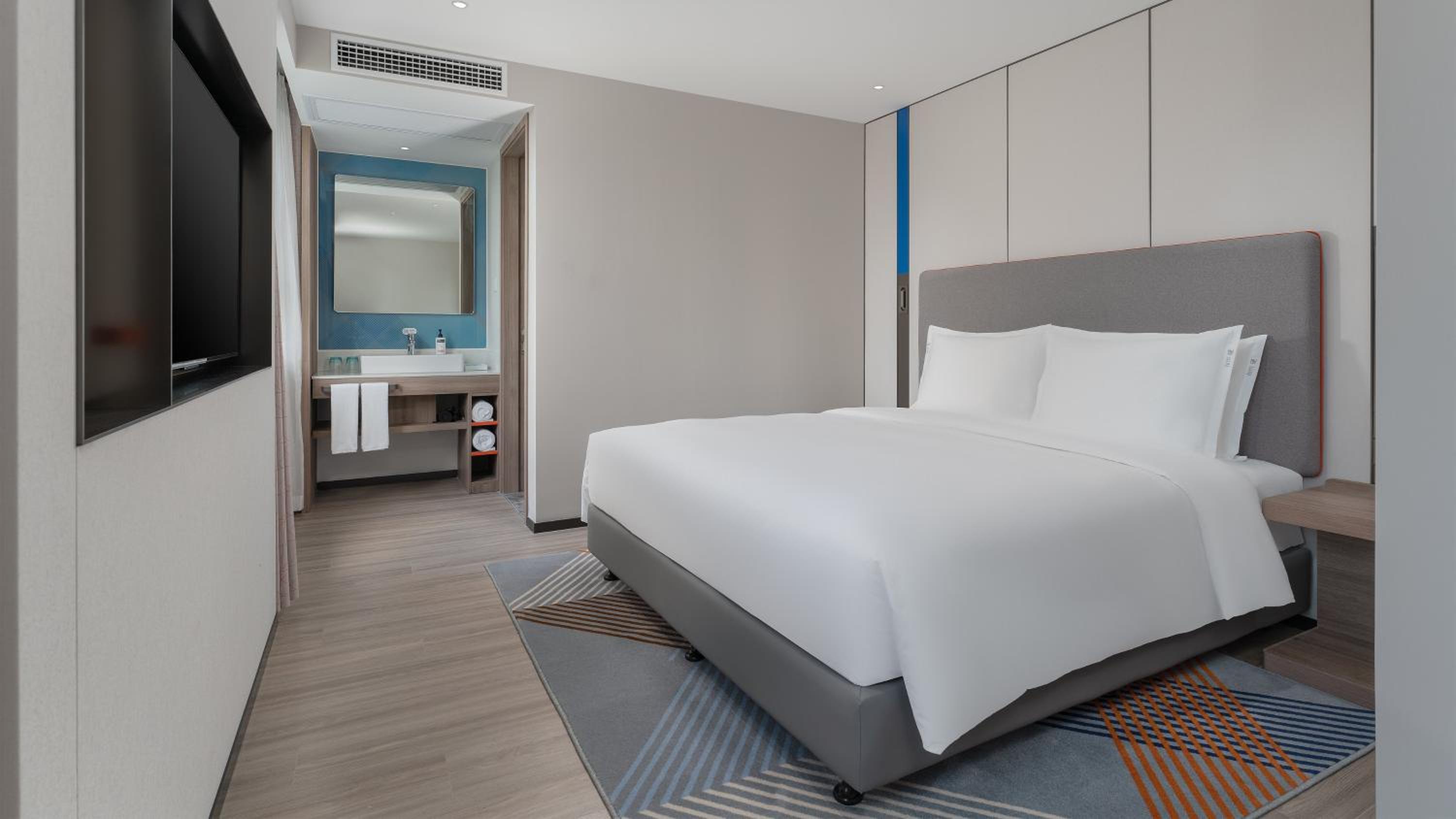 Standard King Room with Extra Floor Space photo 3