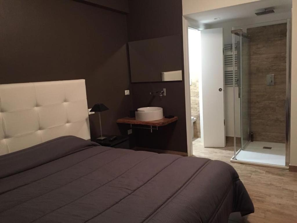 Standard Double or Twin Room with Garden View - Photo 12