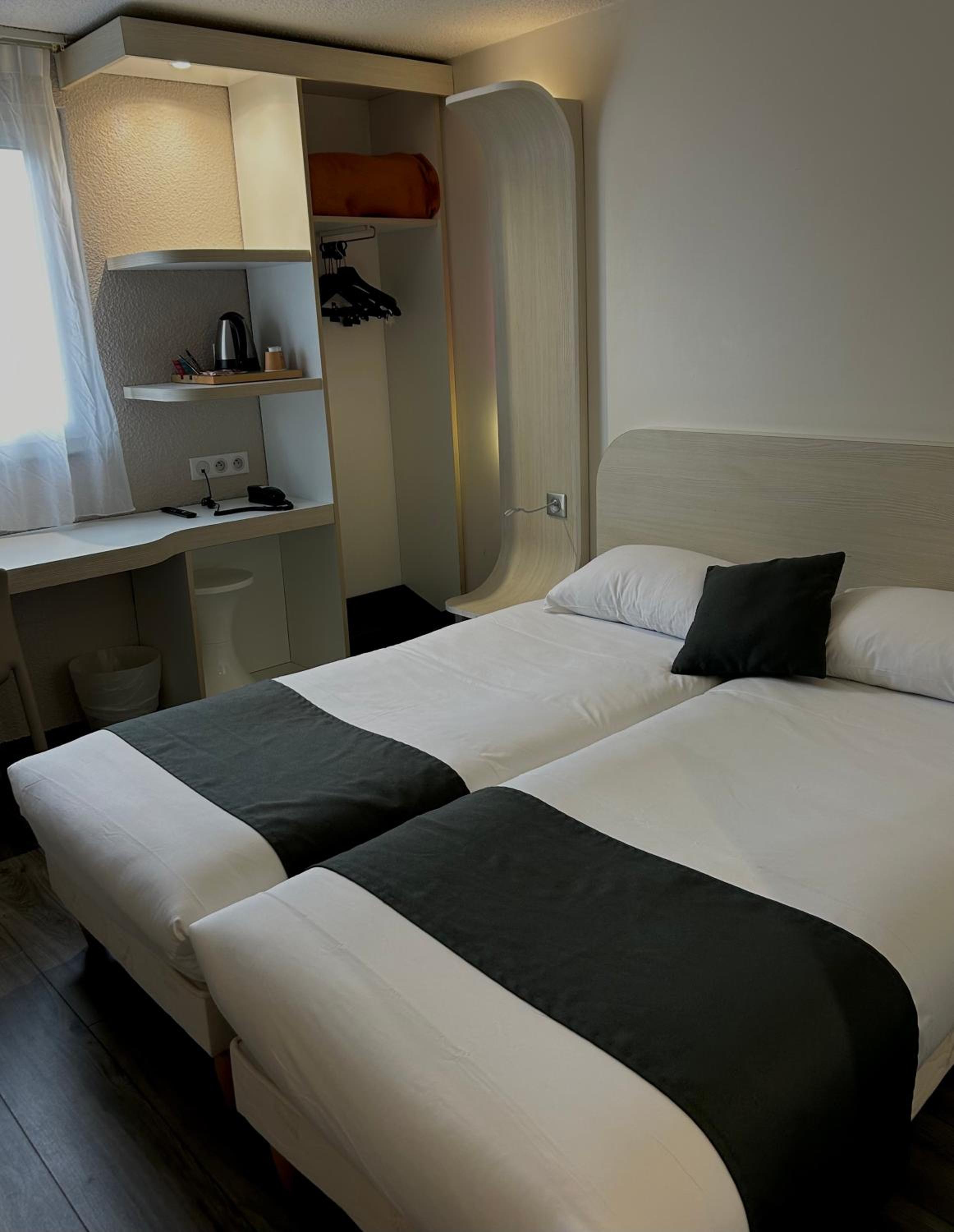 Twin Room - Photo 3