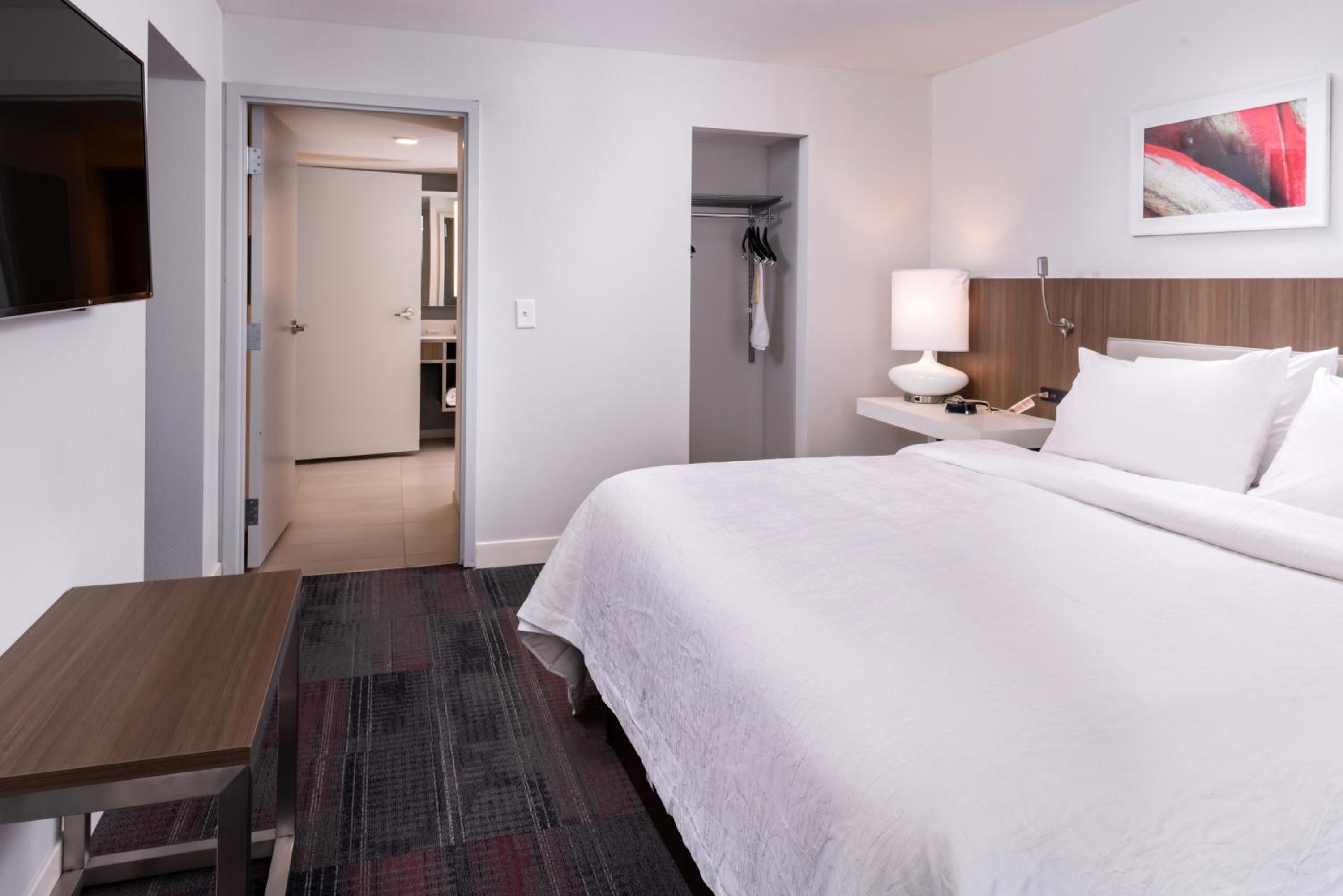 One-Bedroom King Suite photo 2