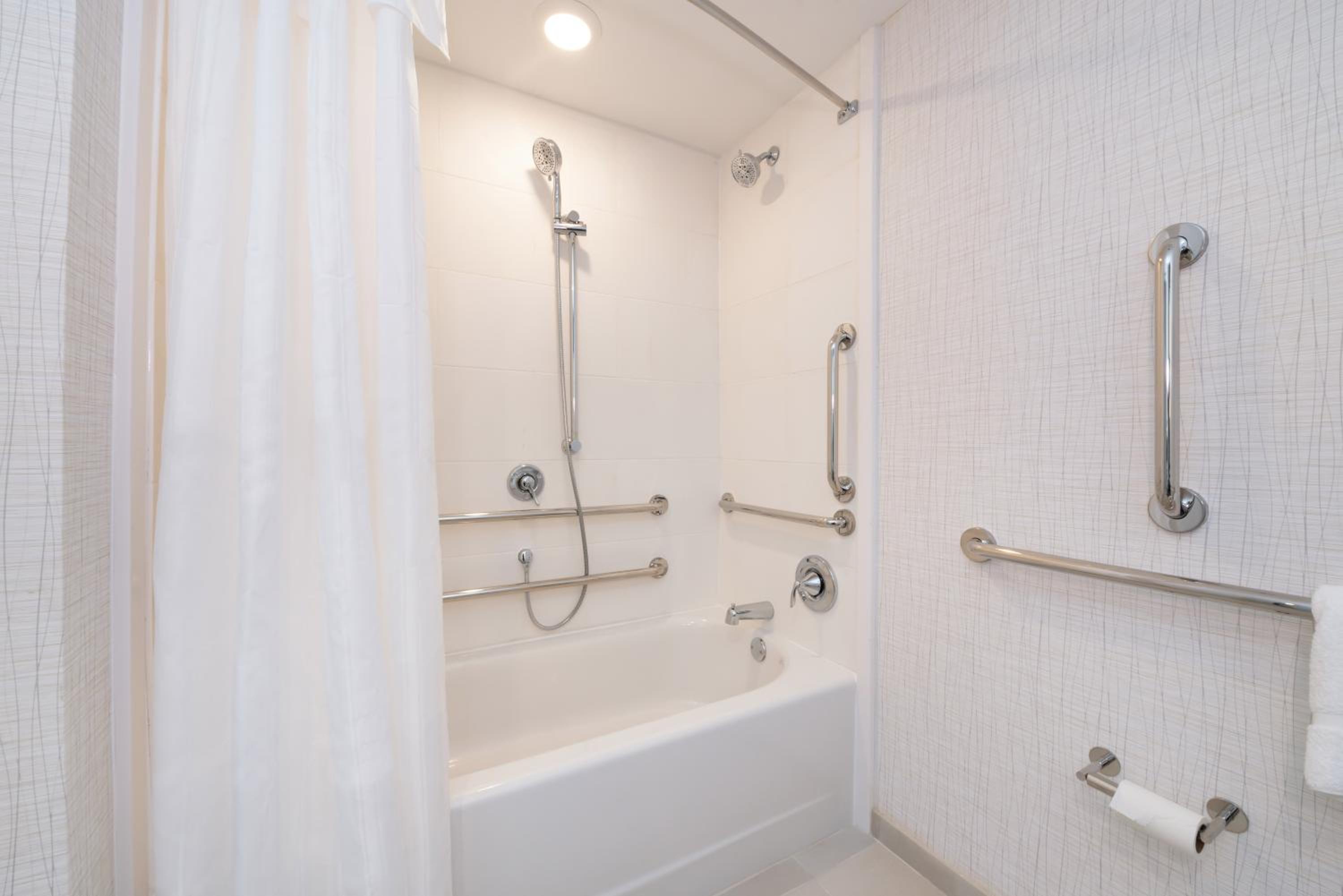 King Room with Bath Tub - Mobility Access photo 2