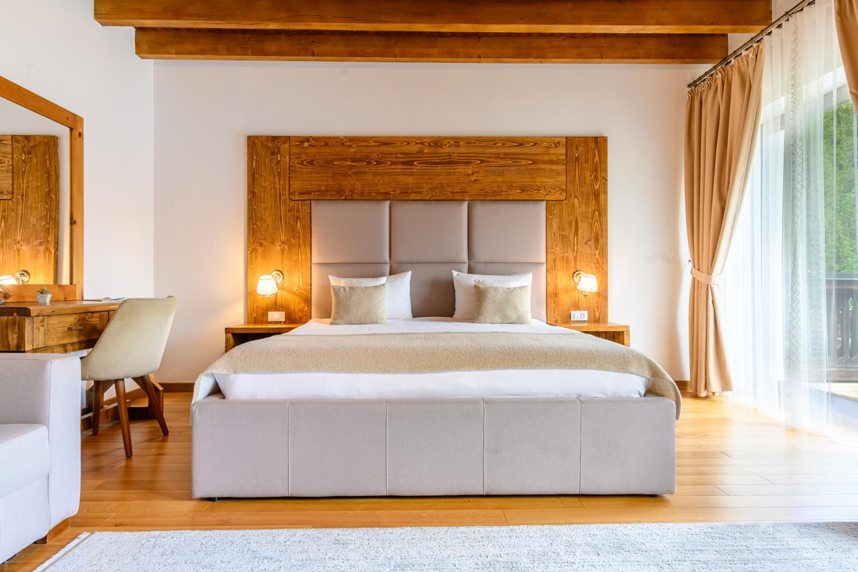 Deluxe Double Room with Balcony - Photo 6