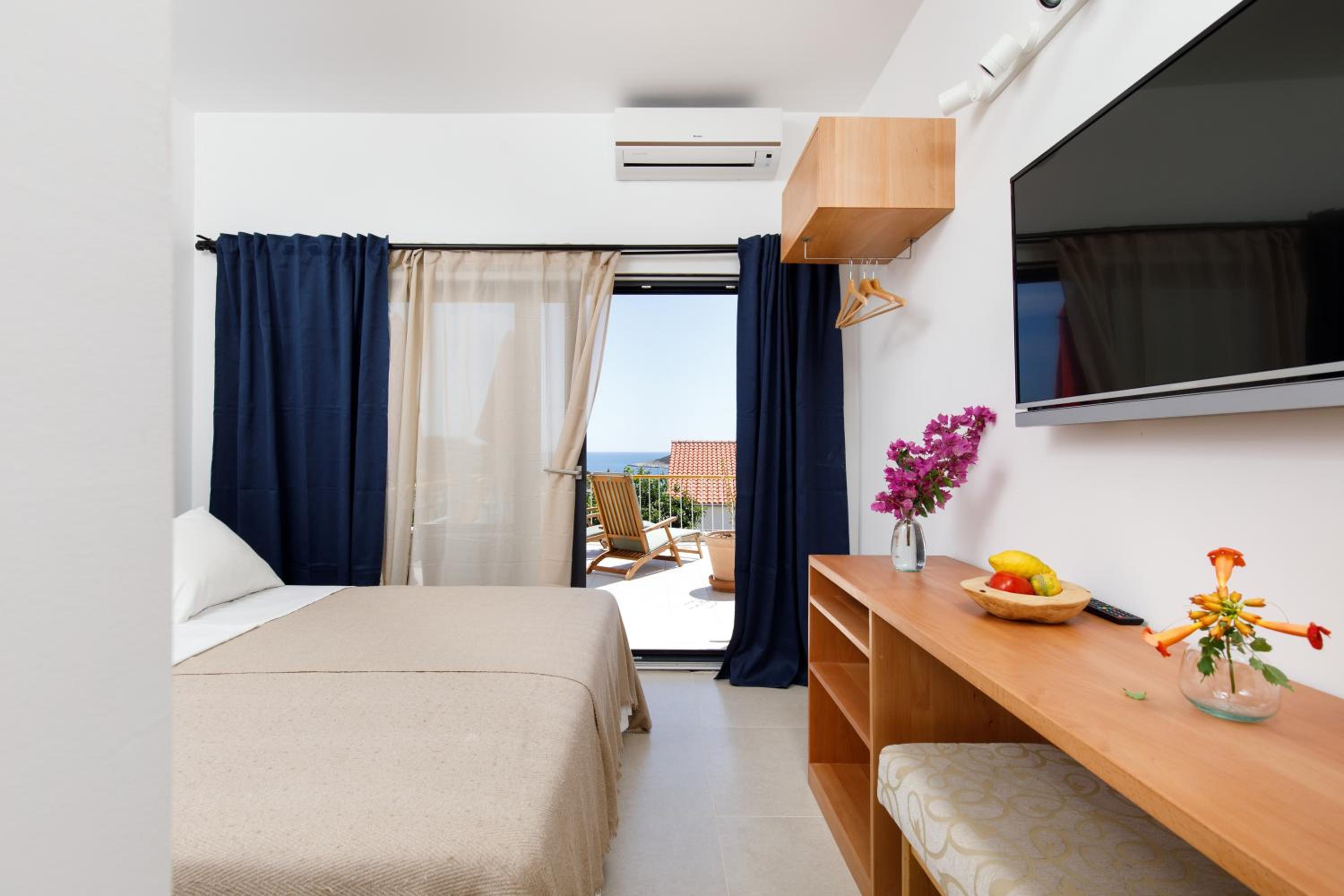 Deluxe Double Room with Terrace and Sea View