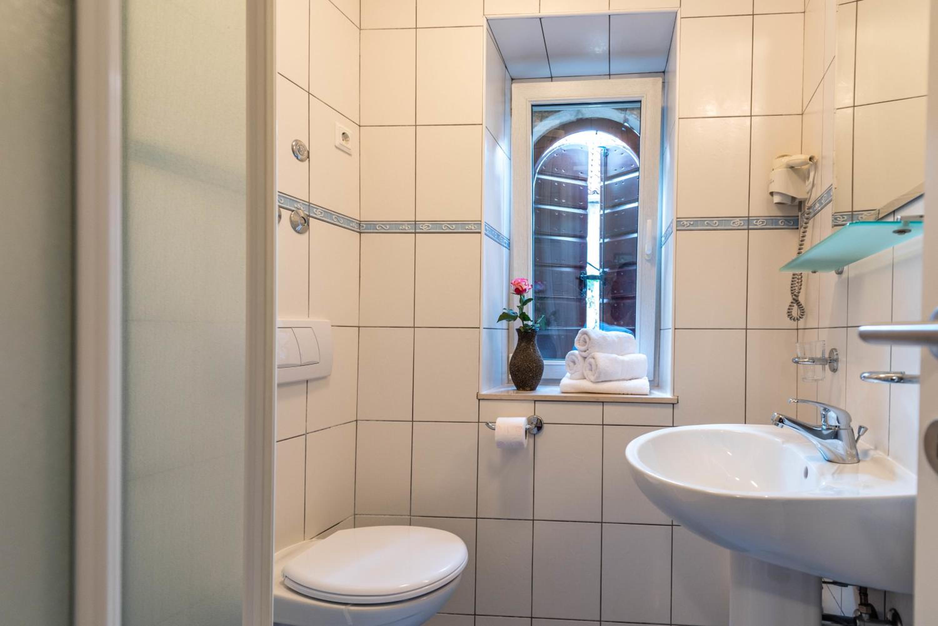 Standard Double Room - Photo 33