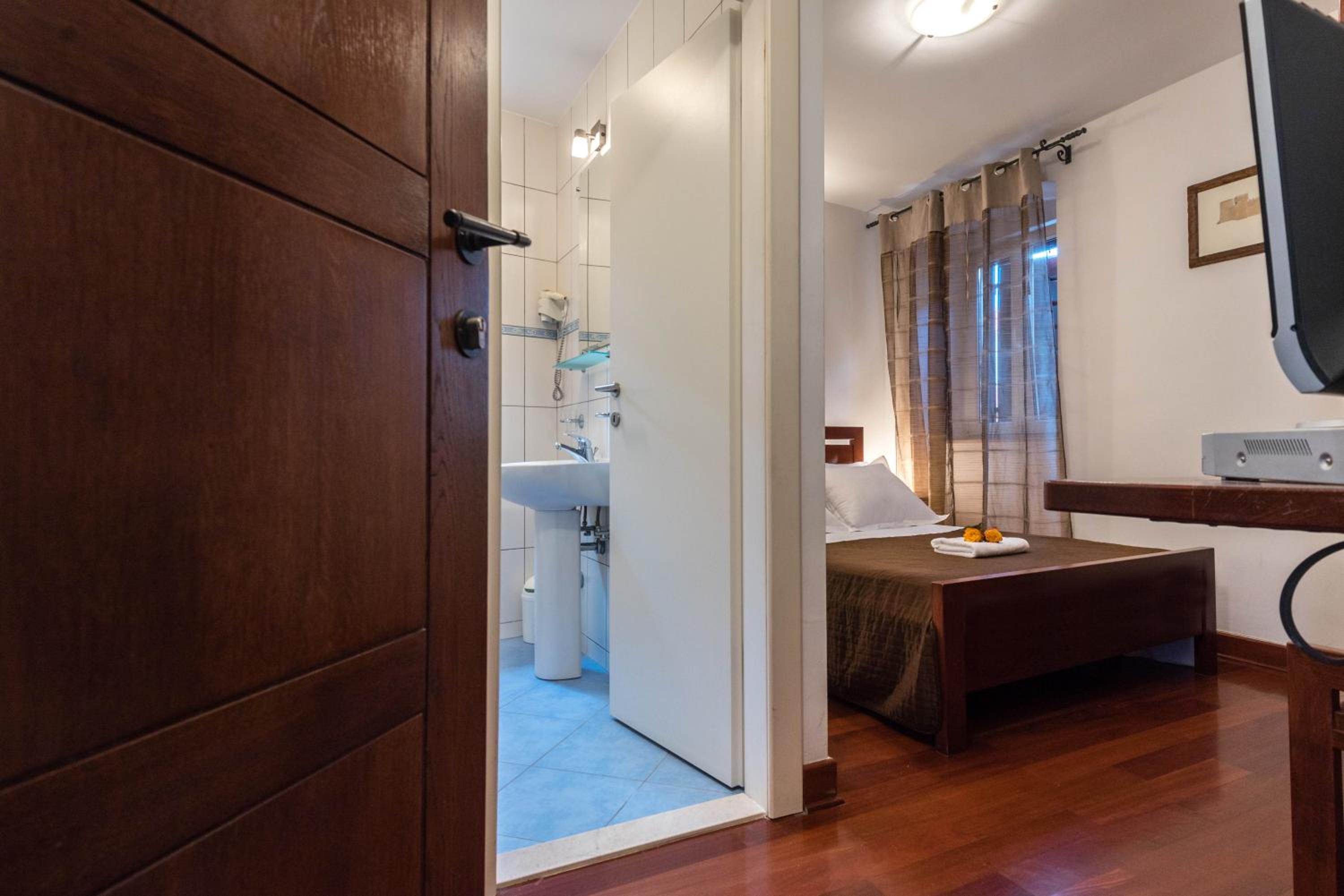 Standard Double Room - Photo 29