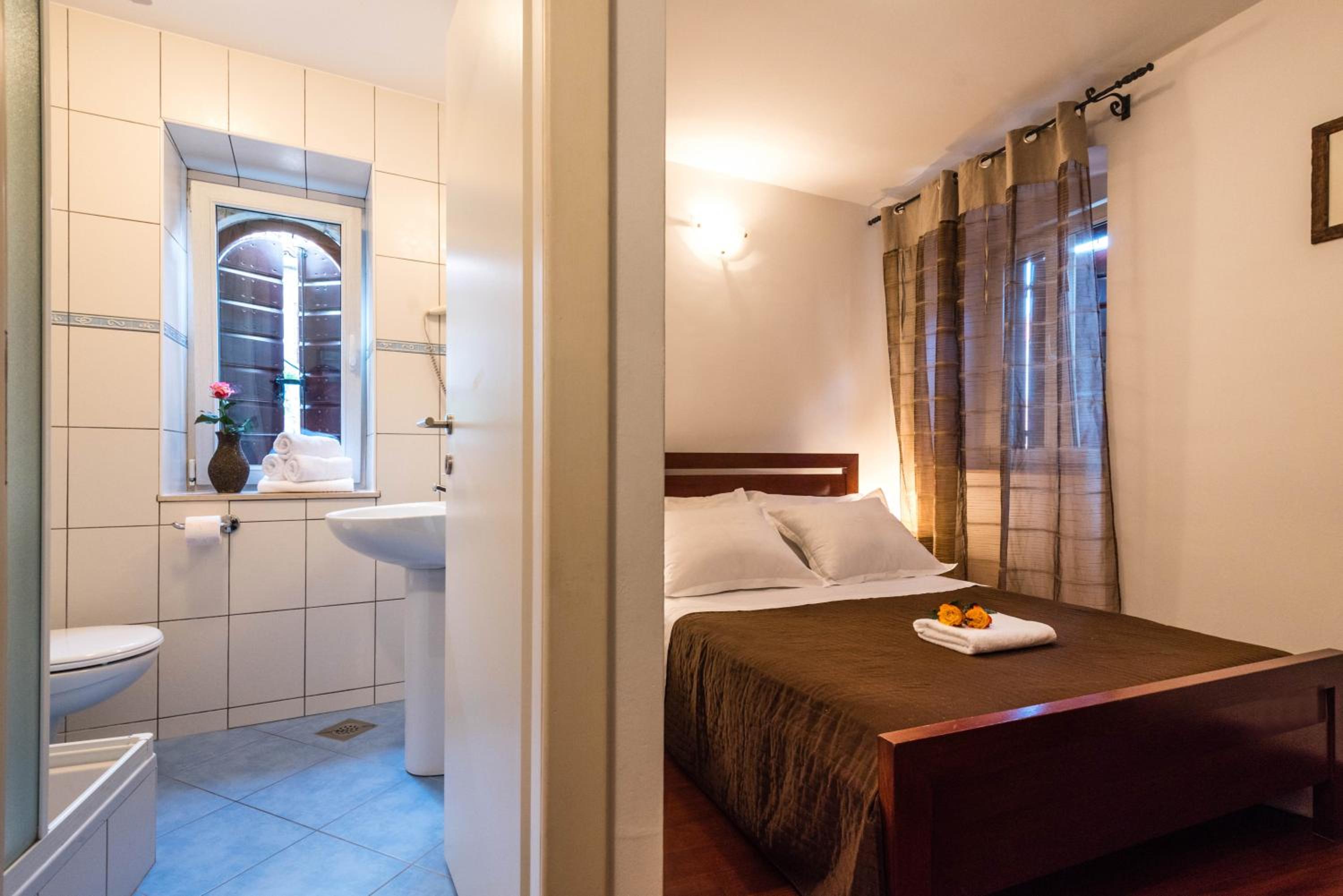 Standard Double Room - Photo 7
