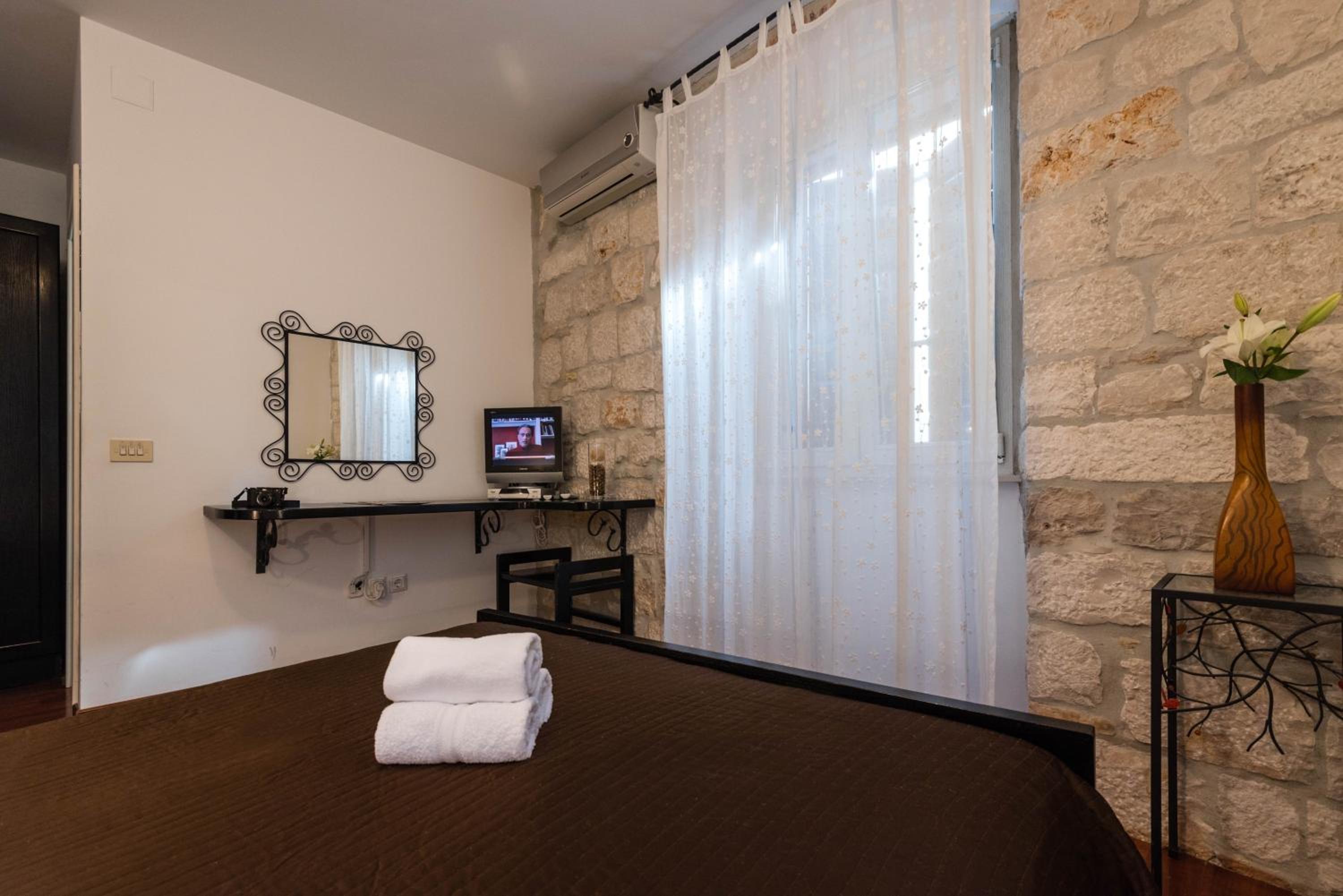 Standard Double Room - Photo 25