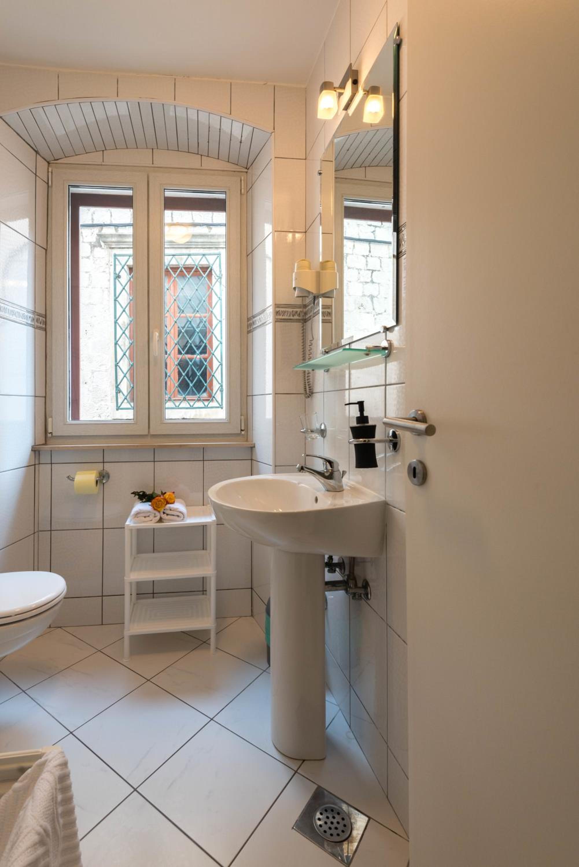 Standard Double Room - Photo 27