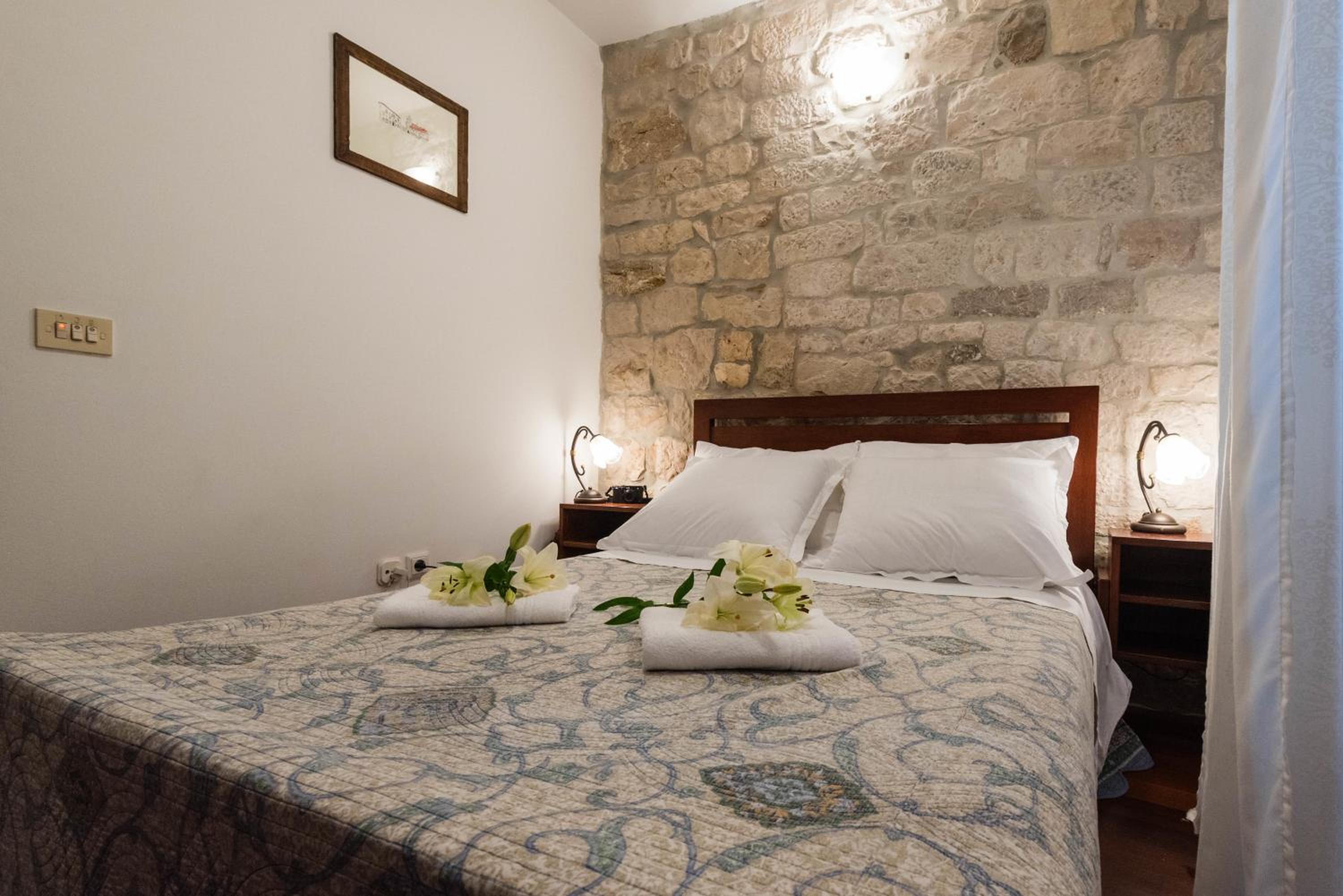 Standard Double Room - Photo 9