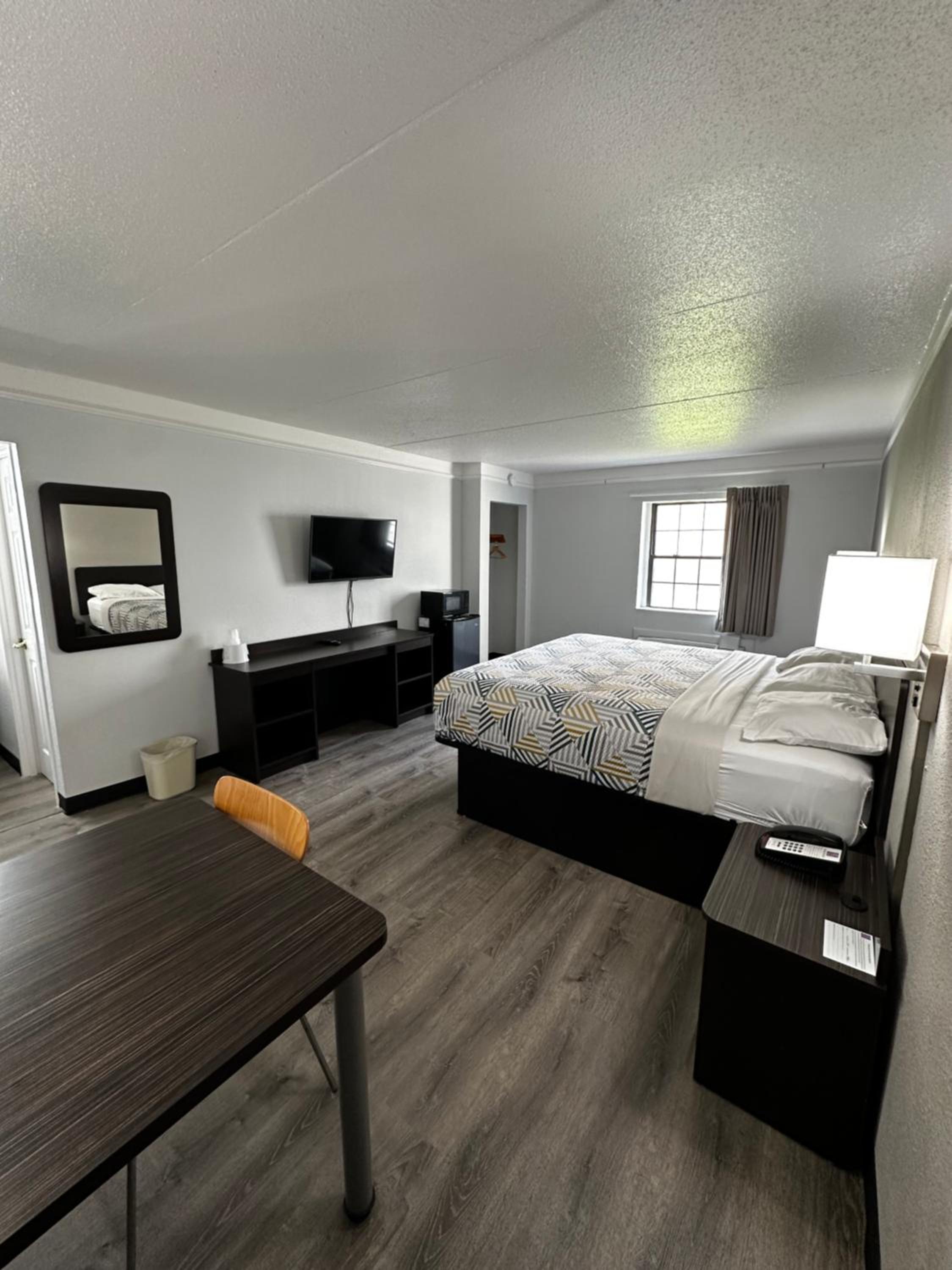 Deluxe King Room - Non-Smoking - Photo 1