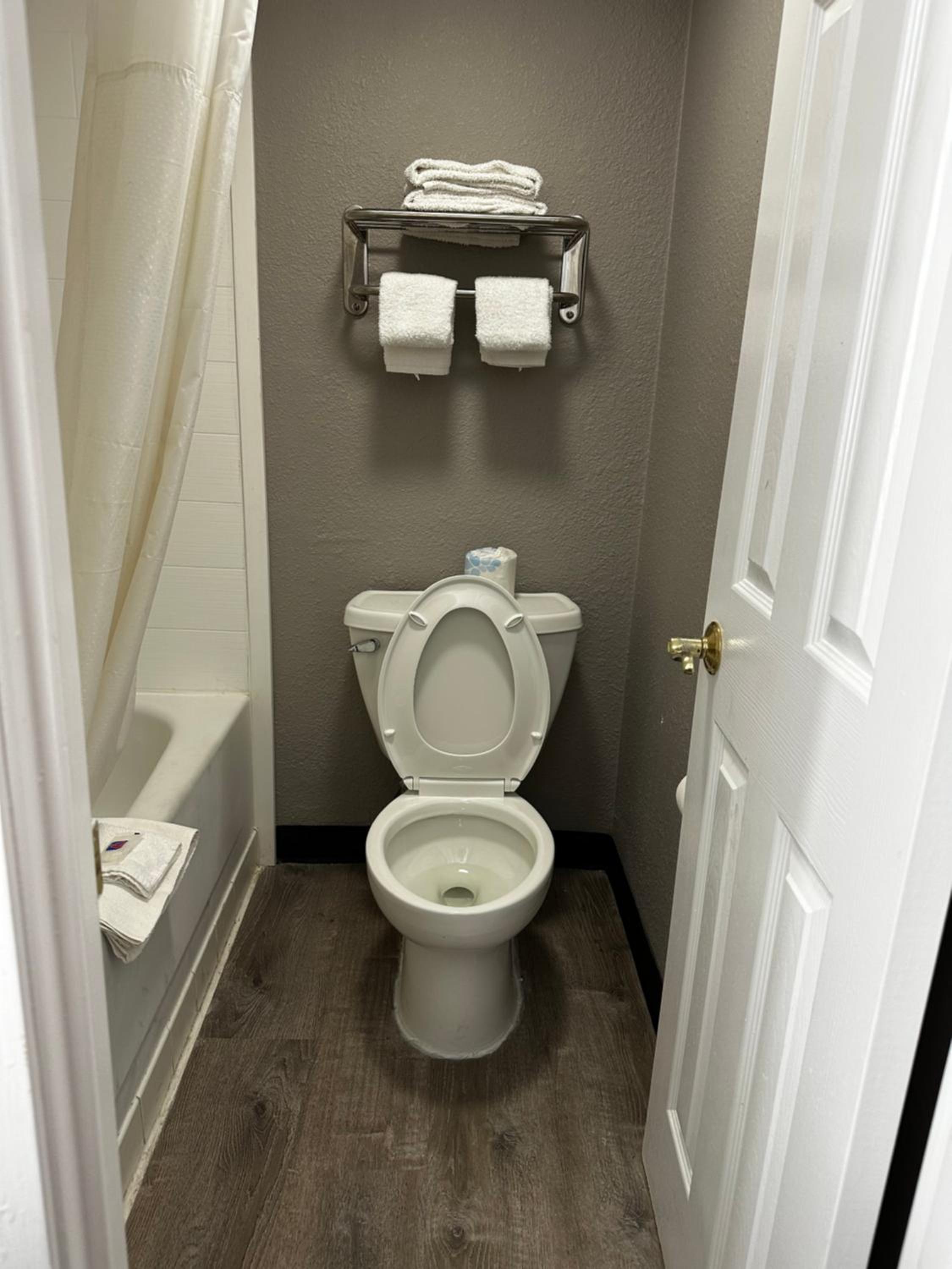 Deluxe King Room - Non-Smoking - Photo 2