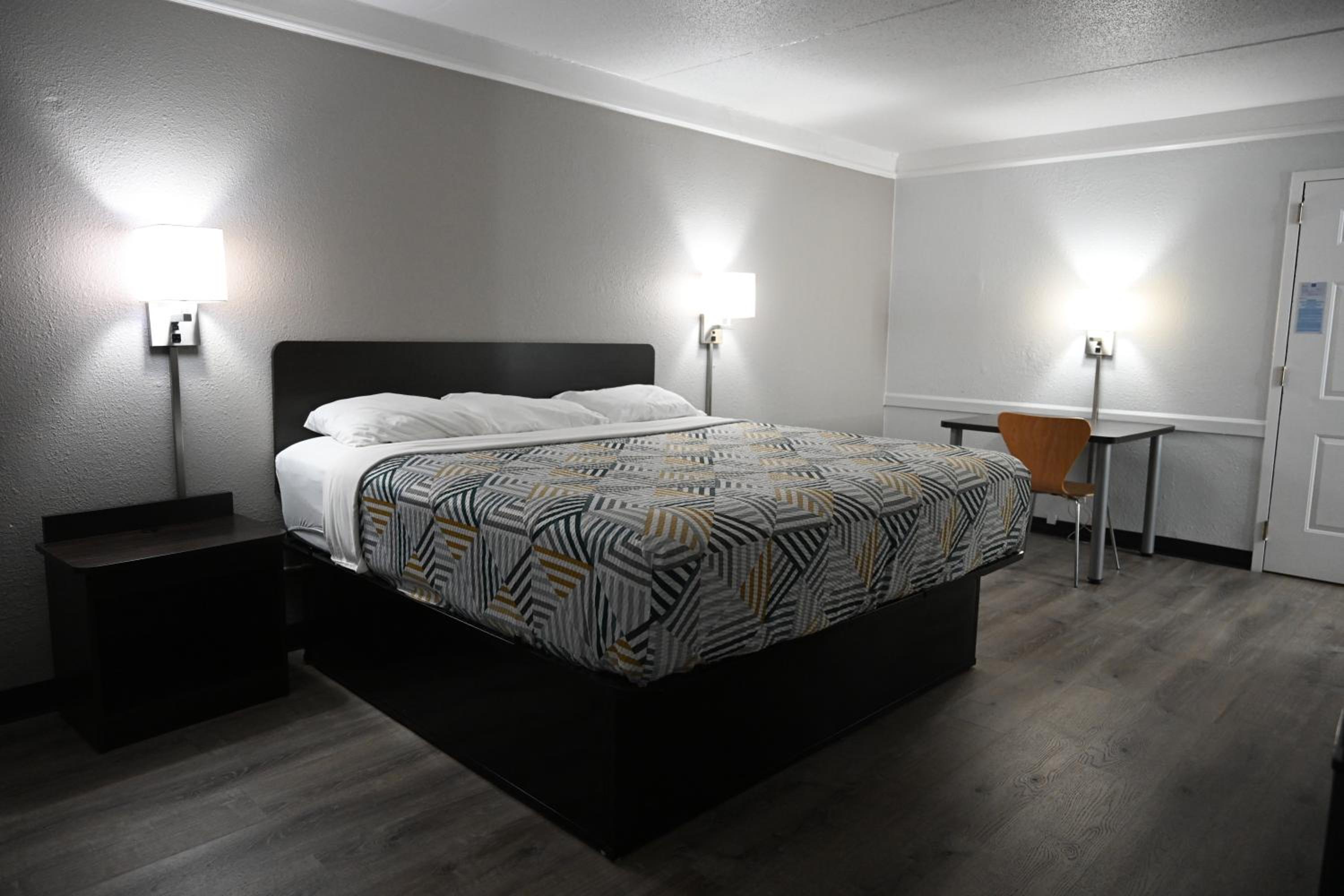 Deluxe King Room - Non-Smoking - Photo 3