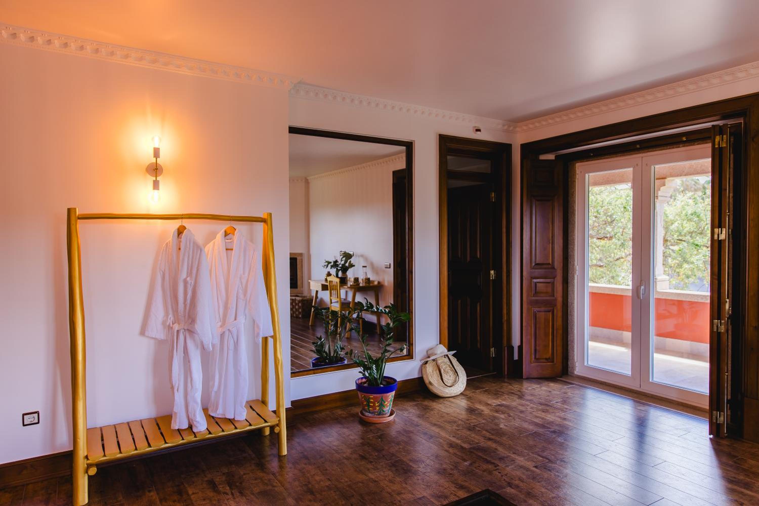 Deluxe King Suite photo 2