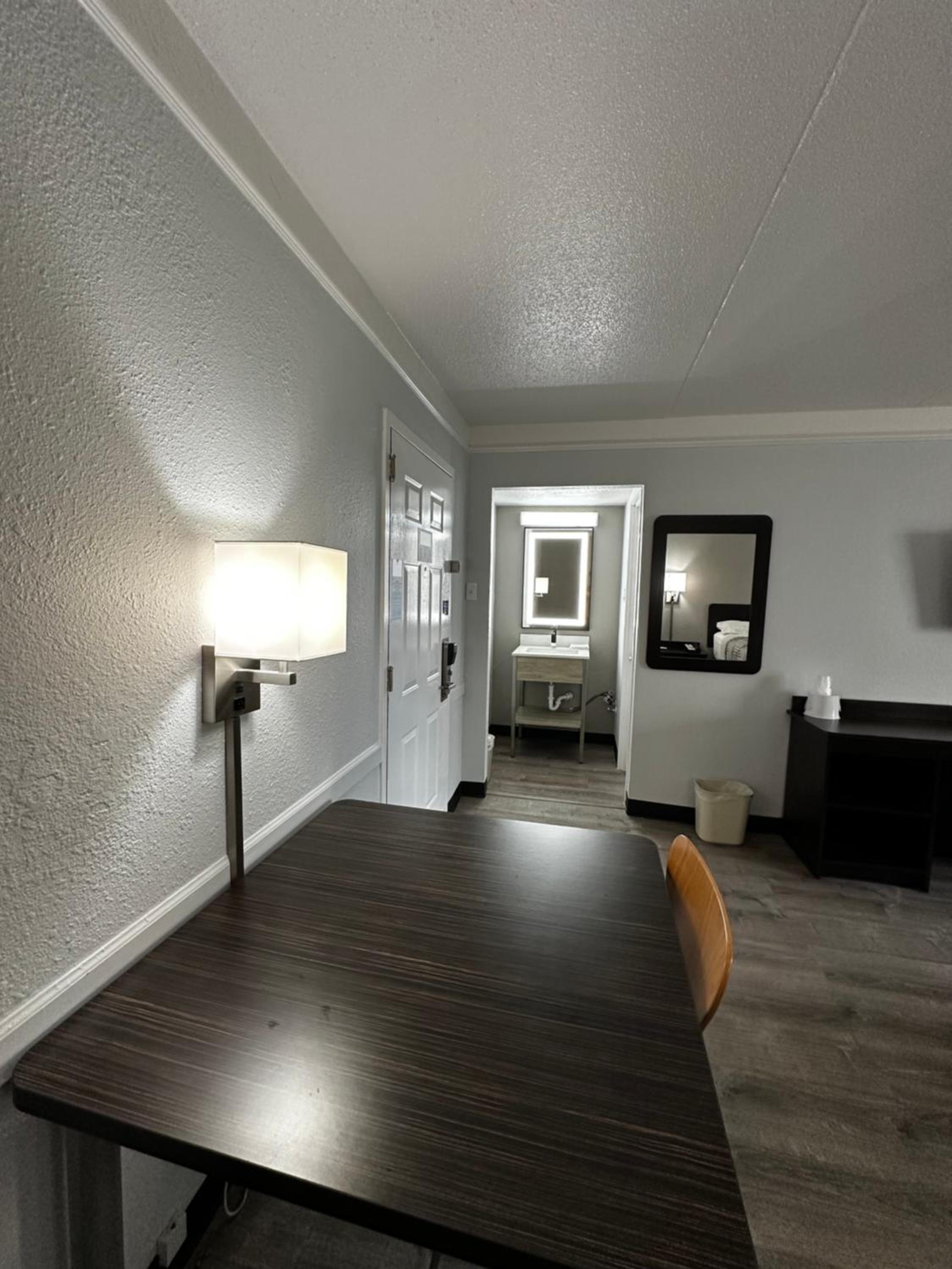 Deluxe King Room - Non-Smoking - Photo 4