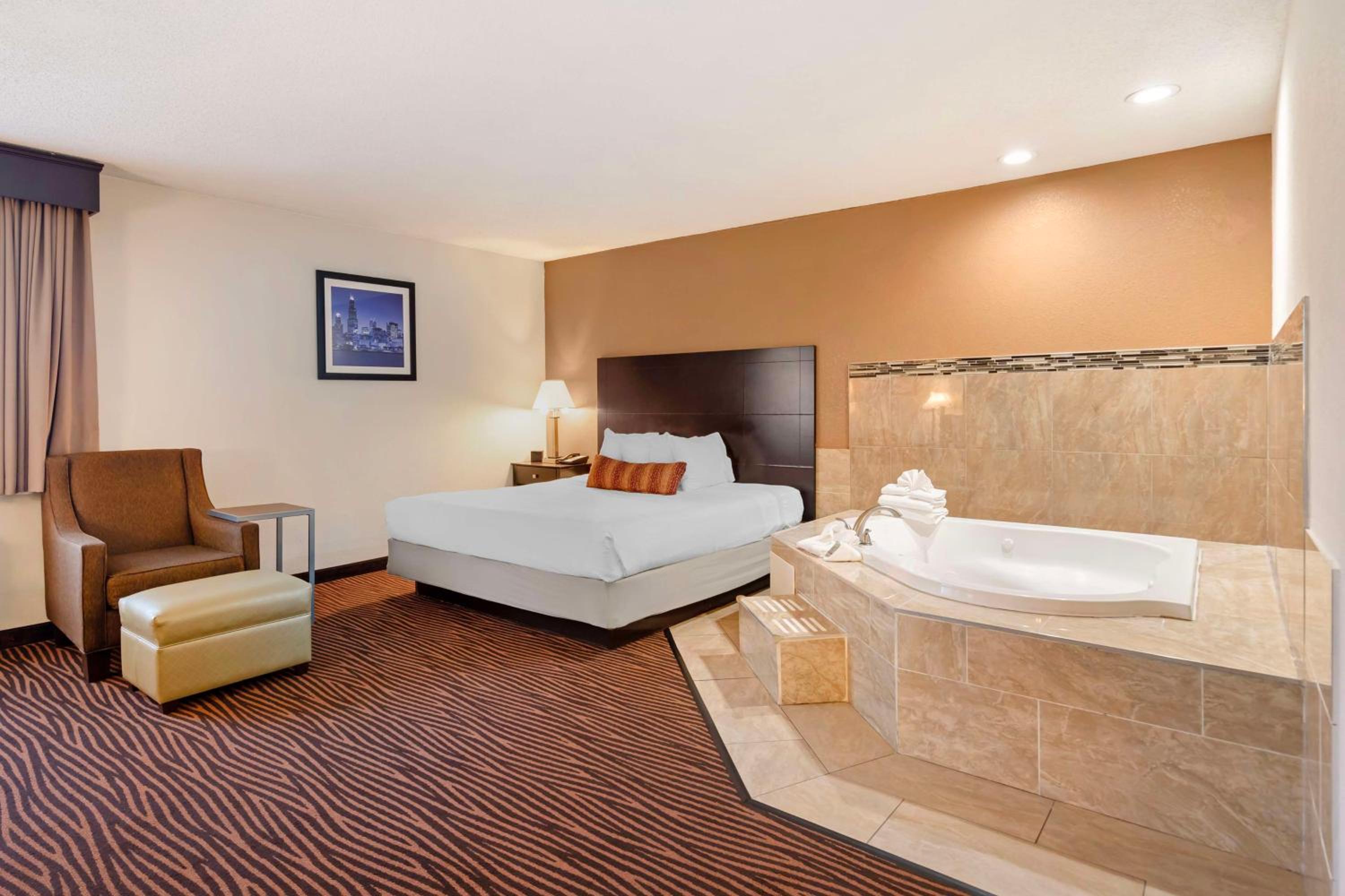 King Room with Hot Tub - Non-Smoking - Photo 1
